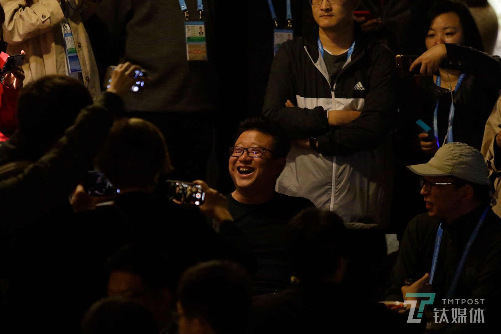 【我做东】11月6日，浙江嘉兴乌镇，第五届世界互联网大会开幕前夜，丁磊、张朝阳、周鸿祎等人在西栅景区小聚，引来媒体围观，这个聚会也成为一个微型公关活动现场。