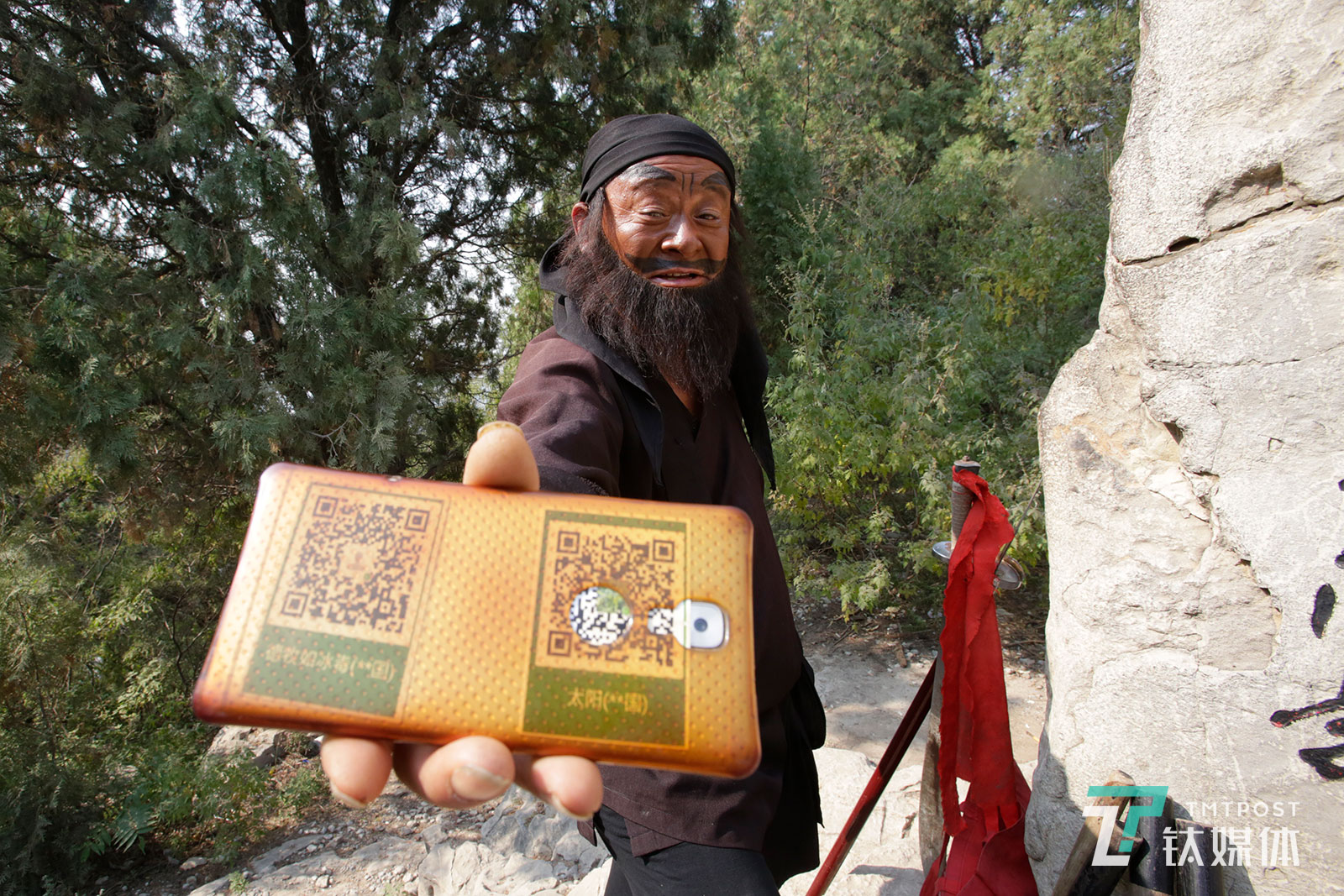 【留下买路钱】10月12日，山东梁山，收费合影的&ldquo;李逵&rdquo;出示自己的收款二维码。