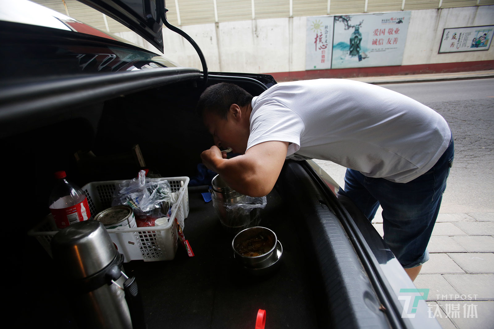 【后备箱的早餐】8月28日早上6：45，北京首都机场附近，网约车司机孙忠臣送完第一单后，在后备箱吃起了早餐。2018年，几起骇人听闻的刑事案件和监管部门的一系列动作，使得这个行业踩下了急刹车。