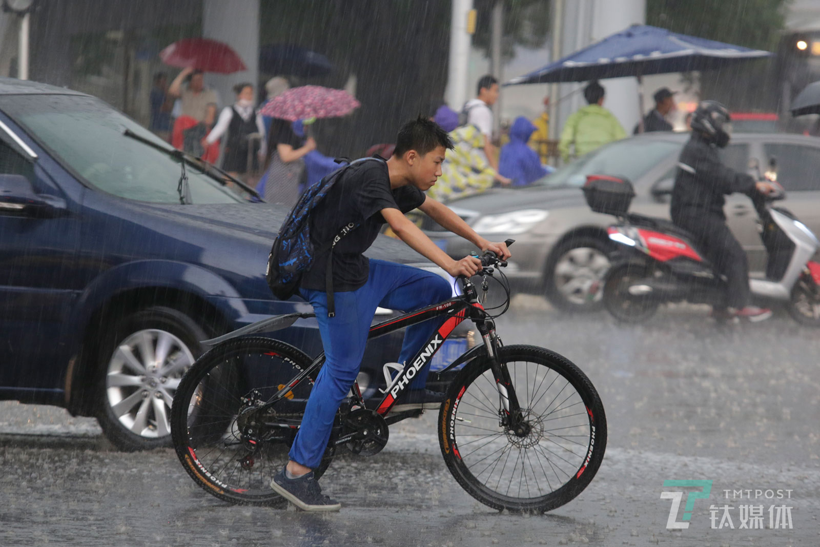 【雨中&ldquo;沉思&rdquo;】6月12日下午，北京，突如其来的大雨让人措手不及。一名冒雨骑行的学生在等待红绿灯时，仿佛陷入了沉思。