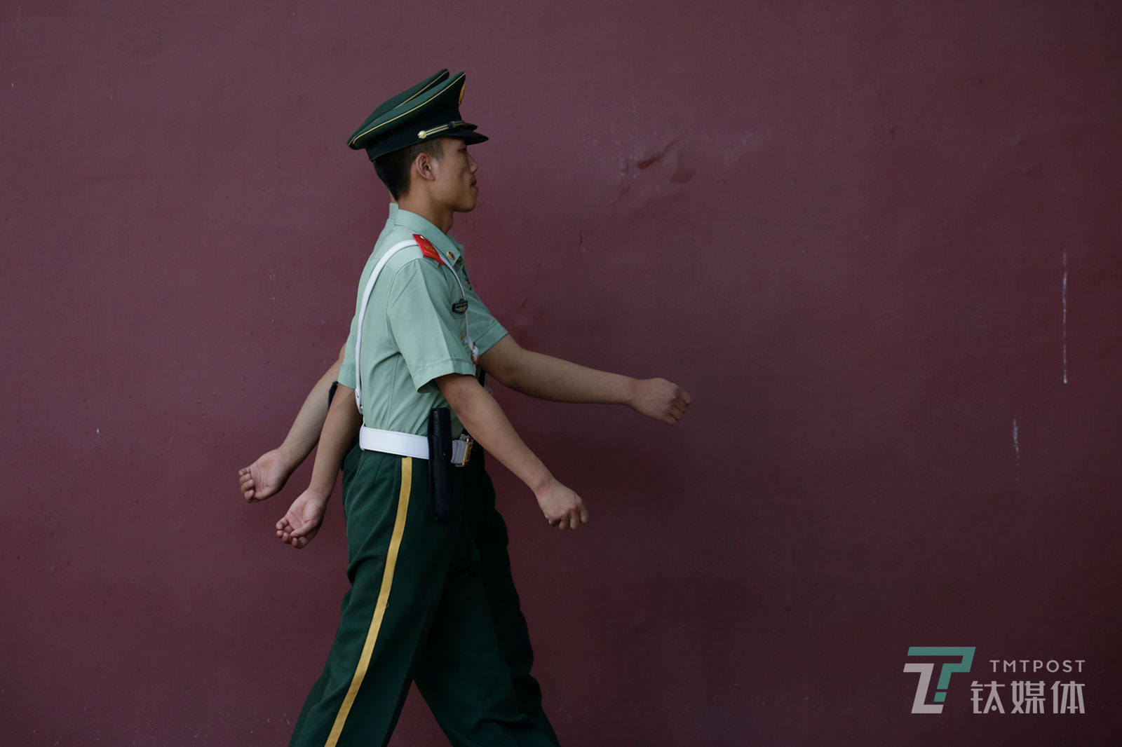 【巡逻】6月10日，北京，红墙下。