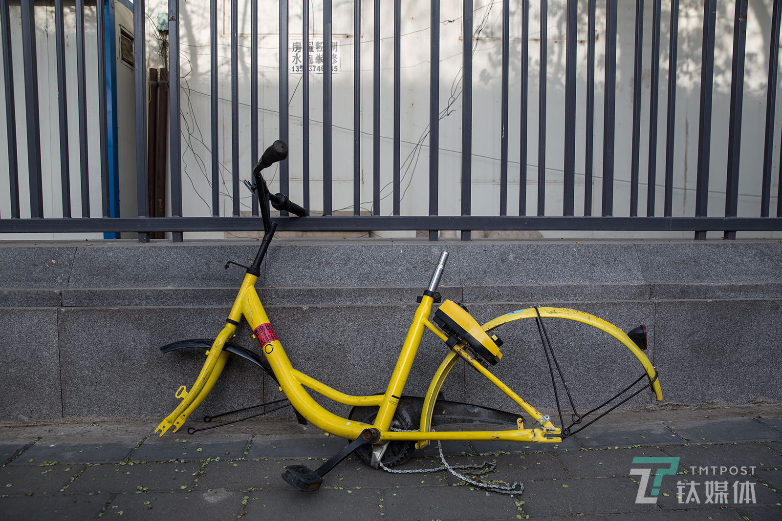 【小黄车】4月12日，北京，中国传媒大学校园外，一辆被拆掉轮子和座椅的小黄车。