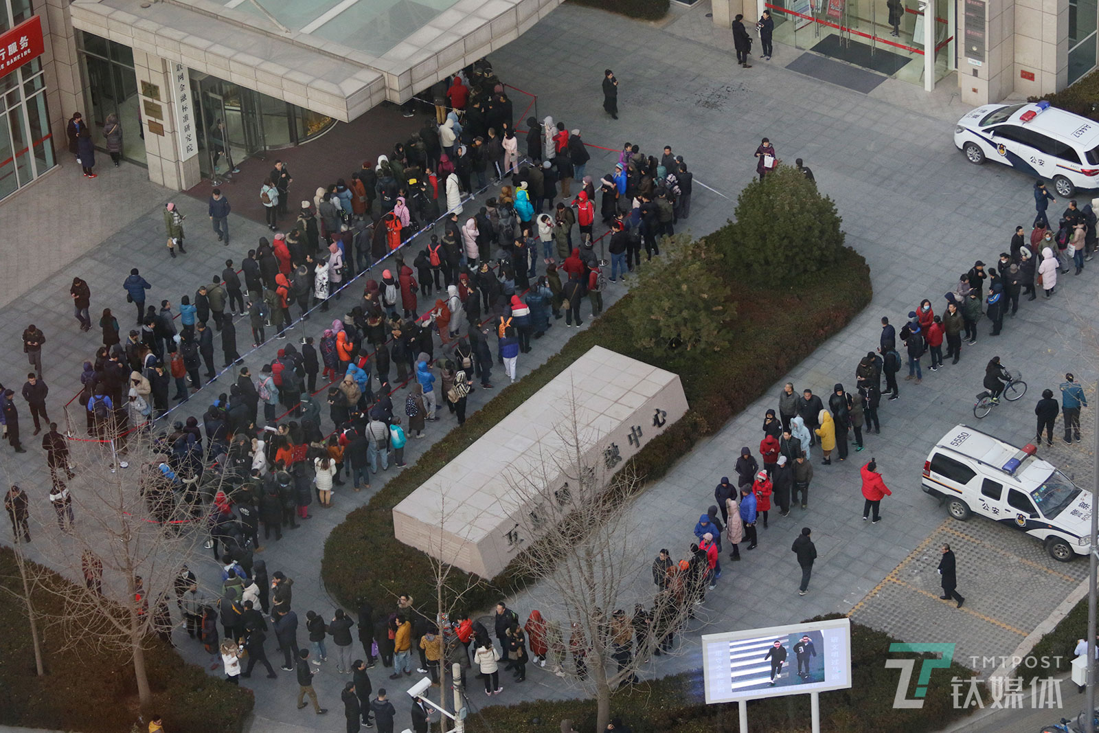 【我的押金】12月17日，北京，小黄车总部所在的金融街互联网金融中心，排队登记退押金的小黄车用户。