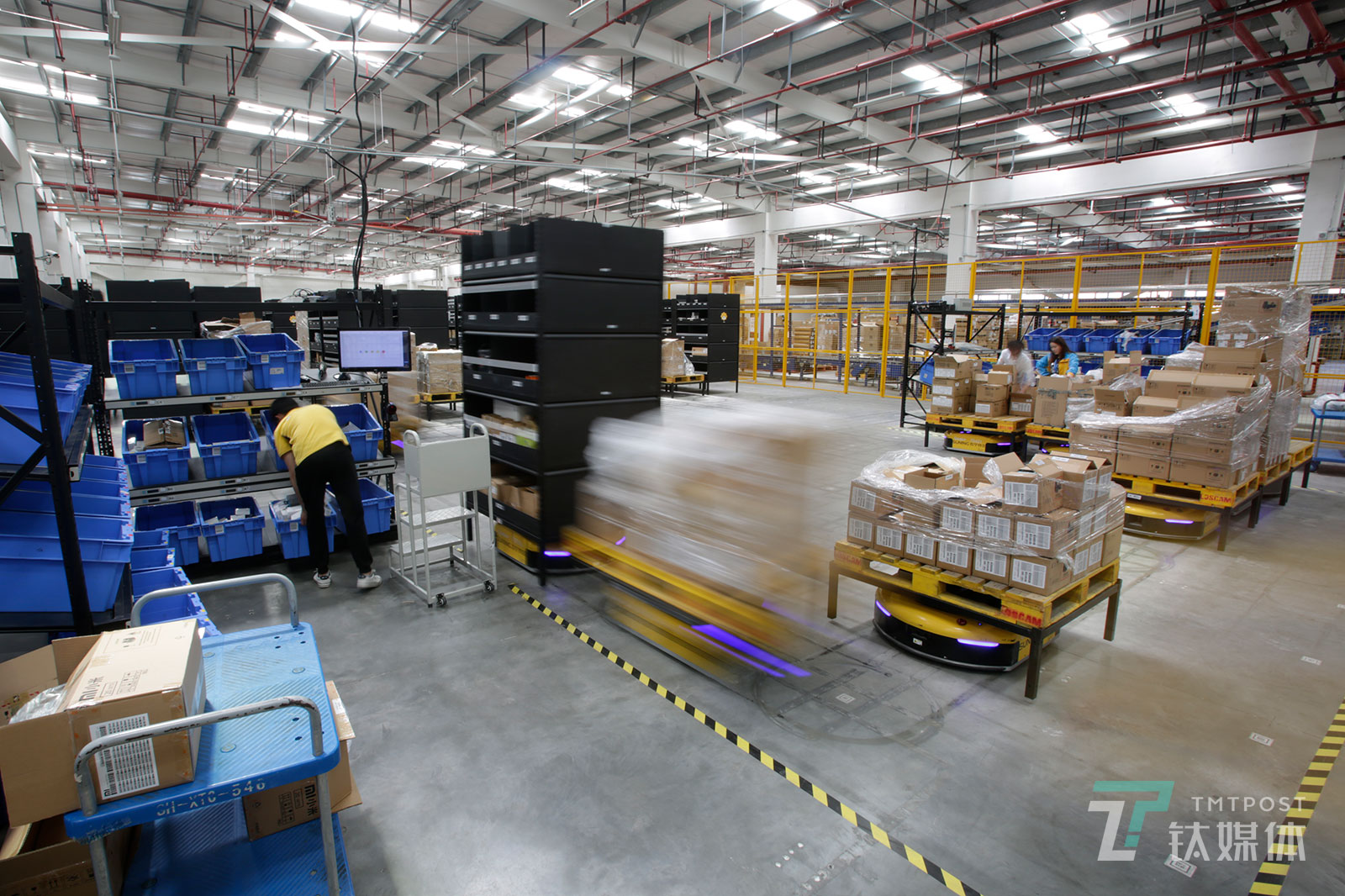 【我和机器人同事】5月11日，上海，苏宁3C仓库，AGV物流机器人排队往拣货工作站运送货架。AGV物流机器人用&ldquo;货到人&rdquo;的方式改变了传统电商仓库&ldquo;人到货&rdquo;的拣选方式。