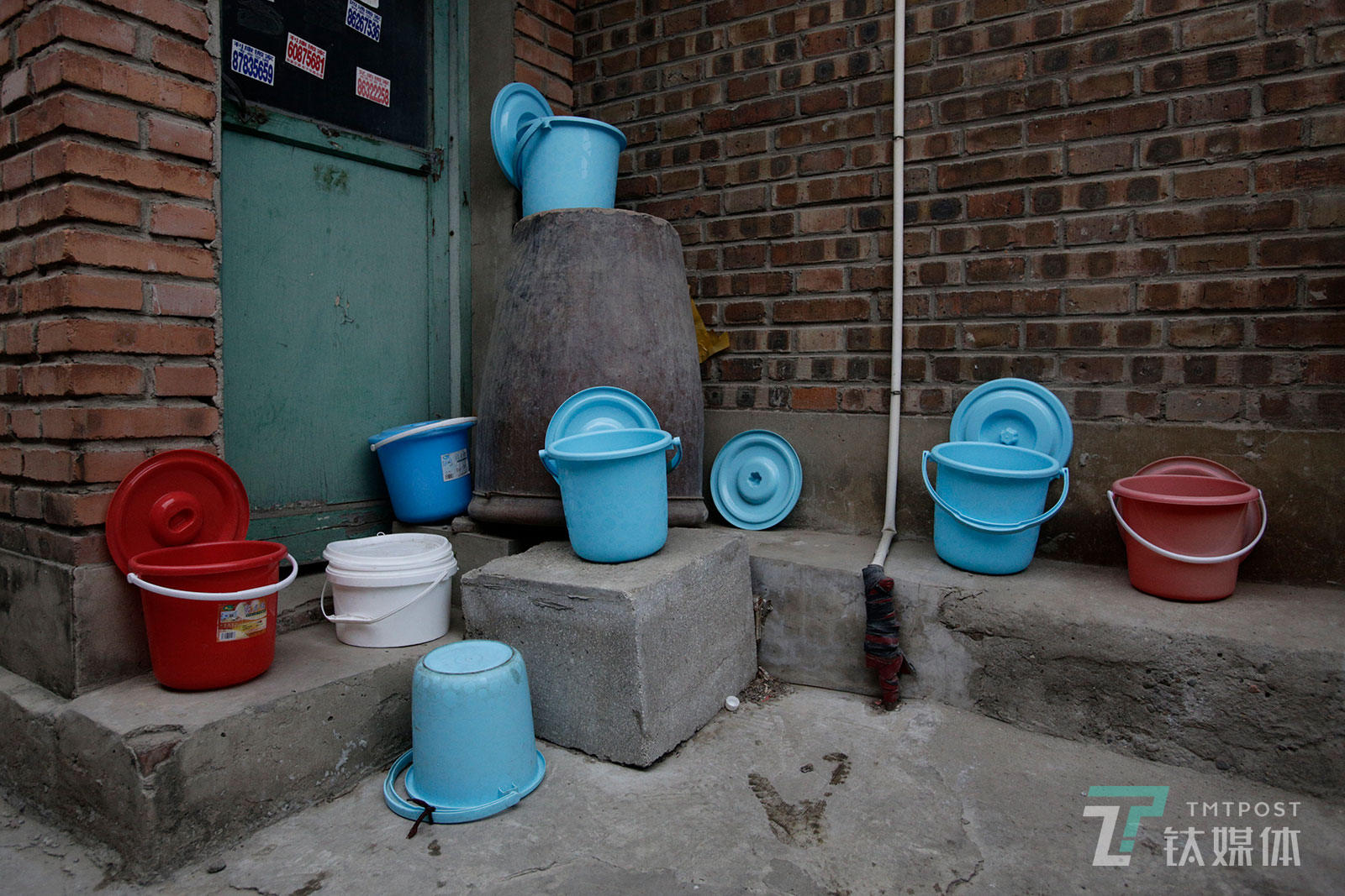【群居】4月29日，北京朝阳区石各庄，租户们摆放在外面的尿桶。石各庄聚集了大量来自四川达州的打工者，他们大都从事建筑、装修等体力劳动。他们租住的房子大都没有厕所和独立厨房。