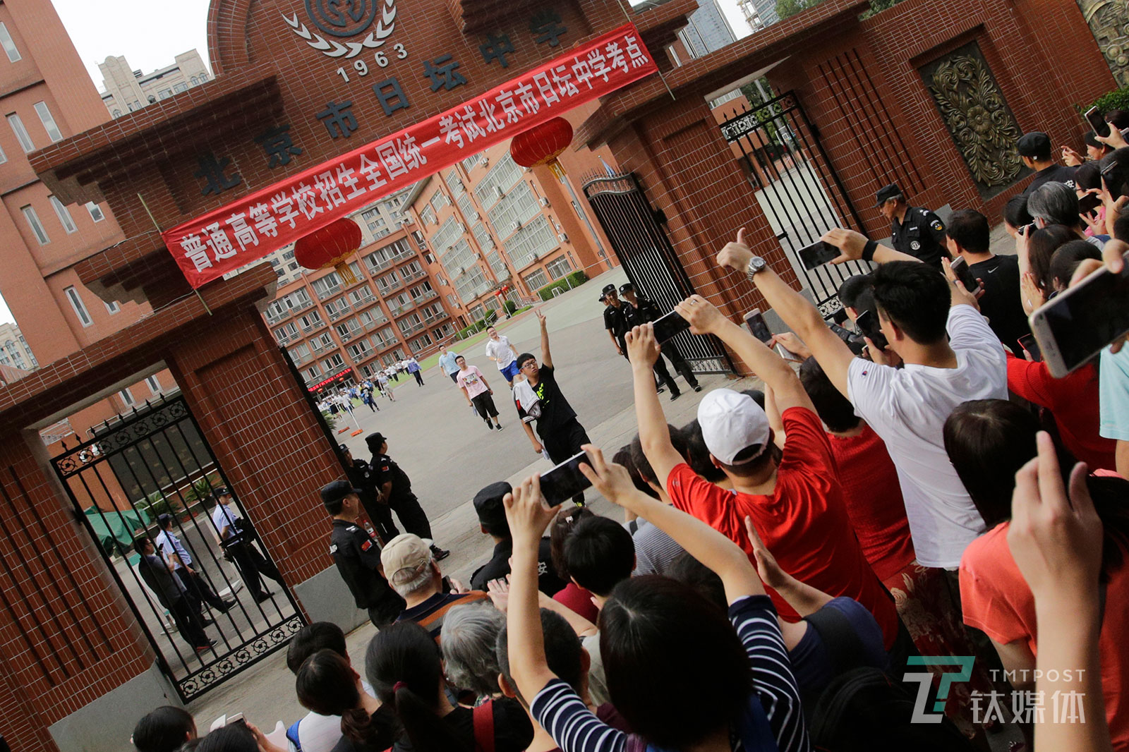 【Victory】6月8日下午，北京日坛中学，高考最后一科结束后，第一个走出考场的考生向校门外等候的家长打出胜利的手势。