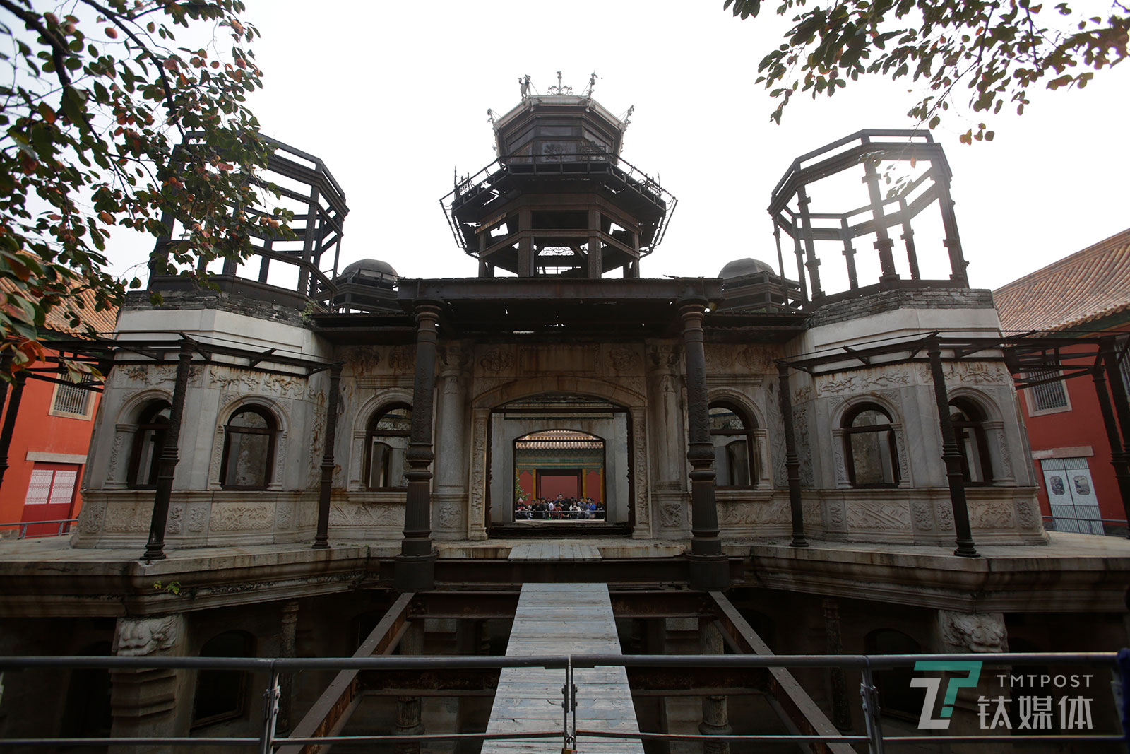 【烂尾楼】10月14日，北京故宫延禧宫。《延禧攻略》火爆网络，延禧宫野成为游客必到的地点，跟剧中的延禧宫完全不一样，现实中的延禧宫其实是一座烂尾楼。