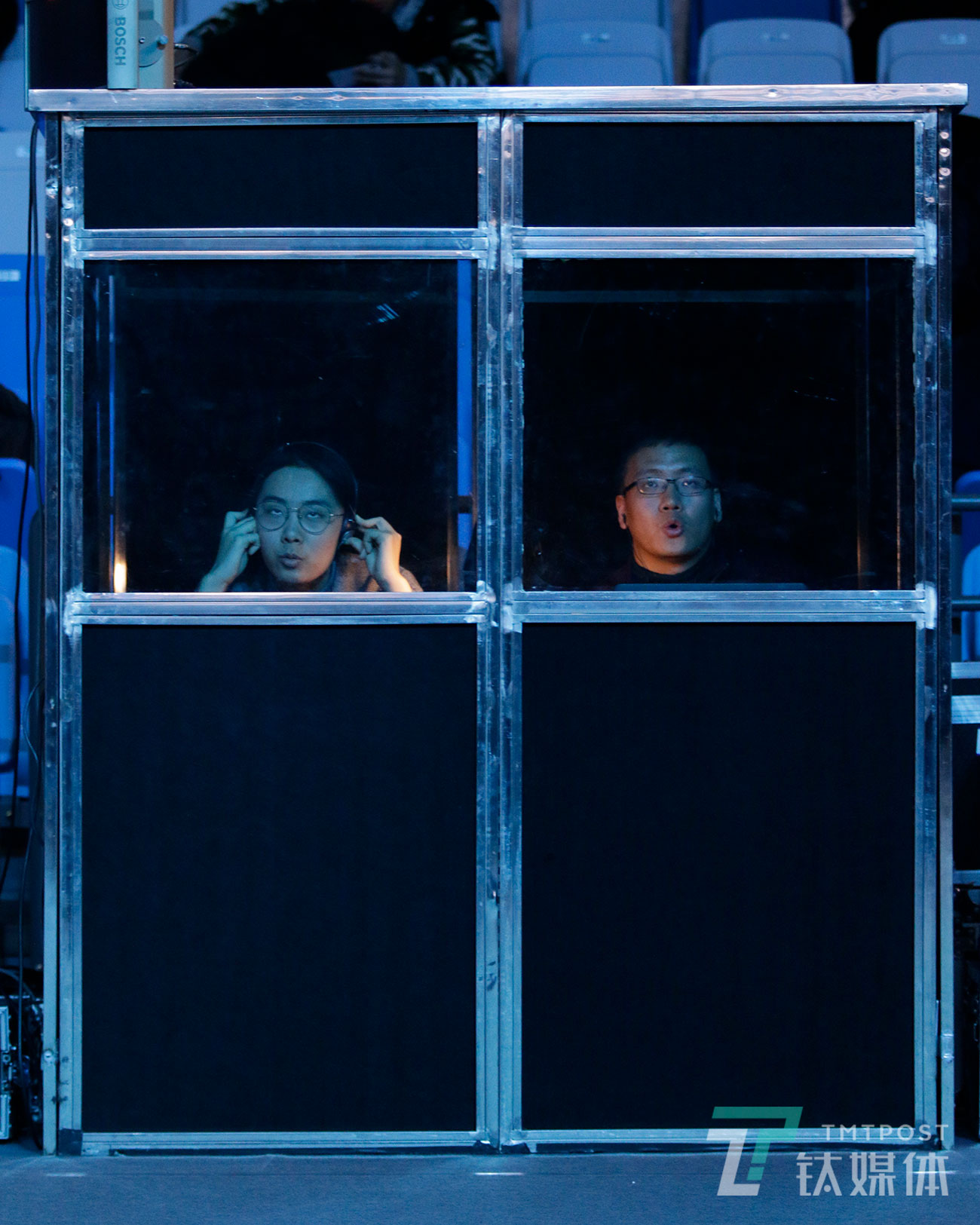 12月16日，北京，2018 T-EDGE全球创新大会，同声传译译员在紧张工作。