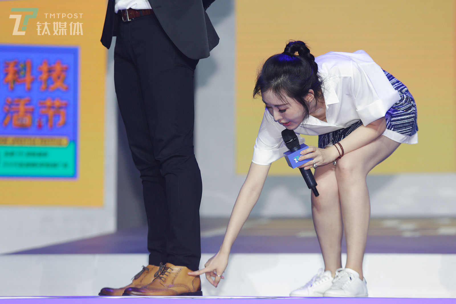 7月29日，2018钛媒体T-EDGE科技生活节，承礼学院创始人田朴珺现场点评男主持人的穿搭。