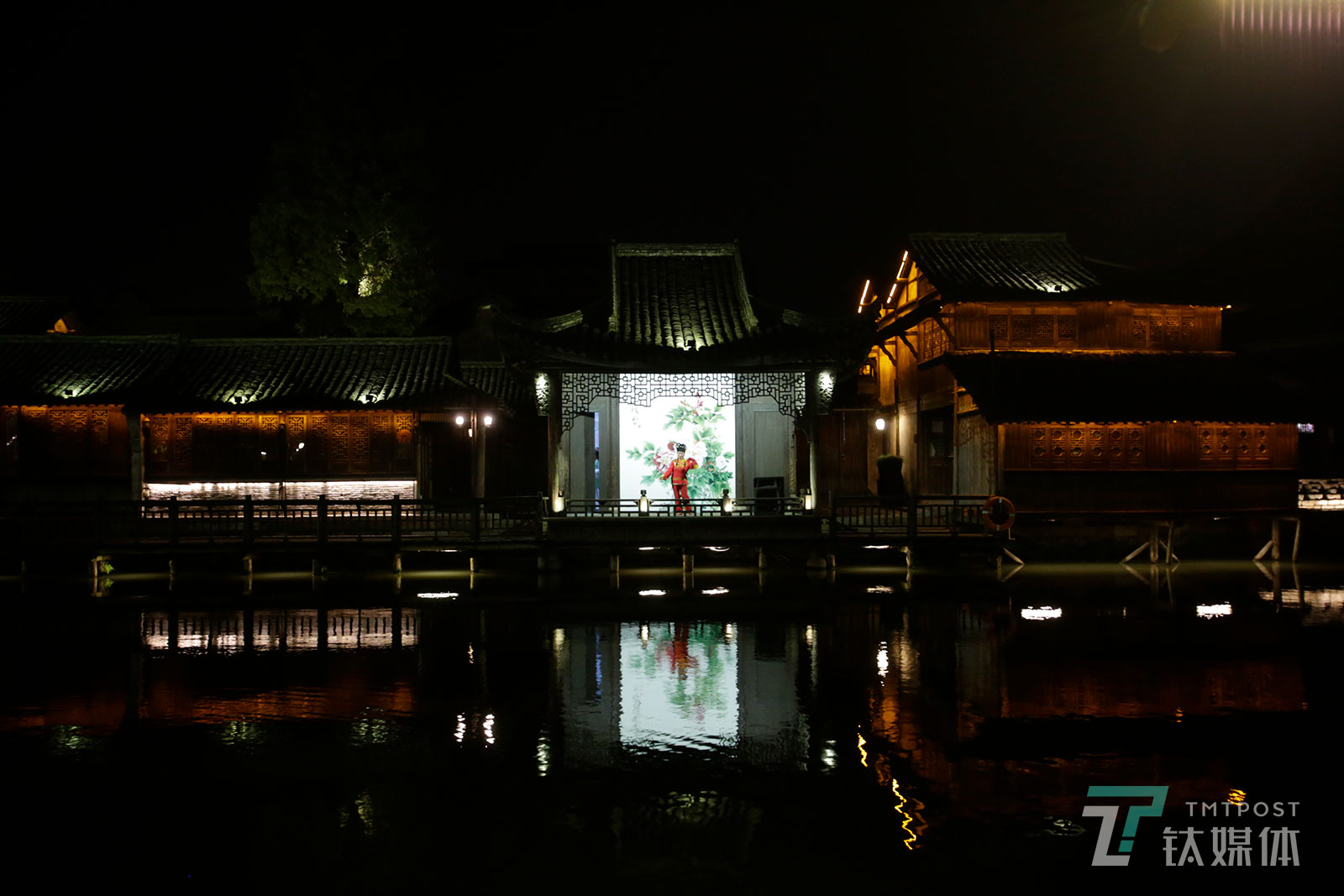 【一场戏】11月8日，乌镇西栅景区，一名花鼓戏演员在水上戏台表演。第五届世界互联网大会期间，景区闭门谢客。