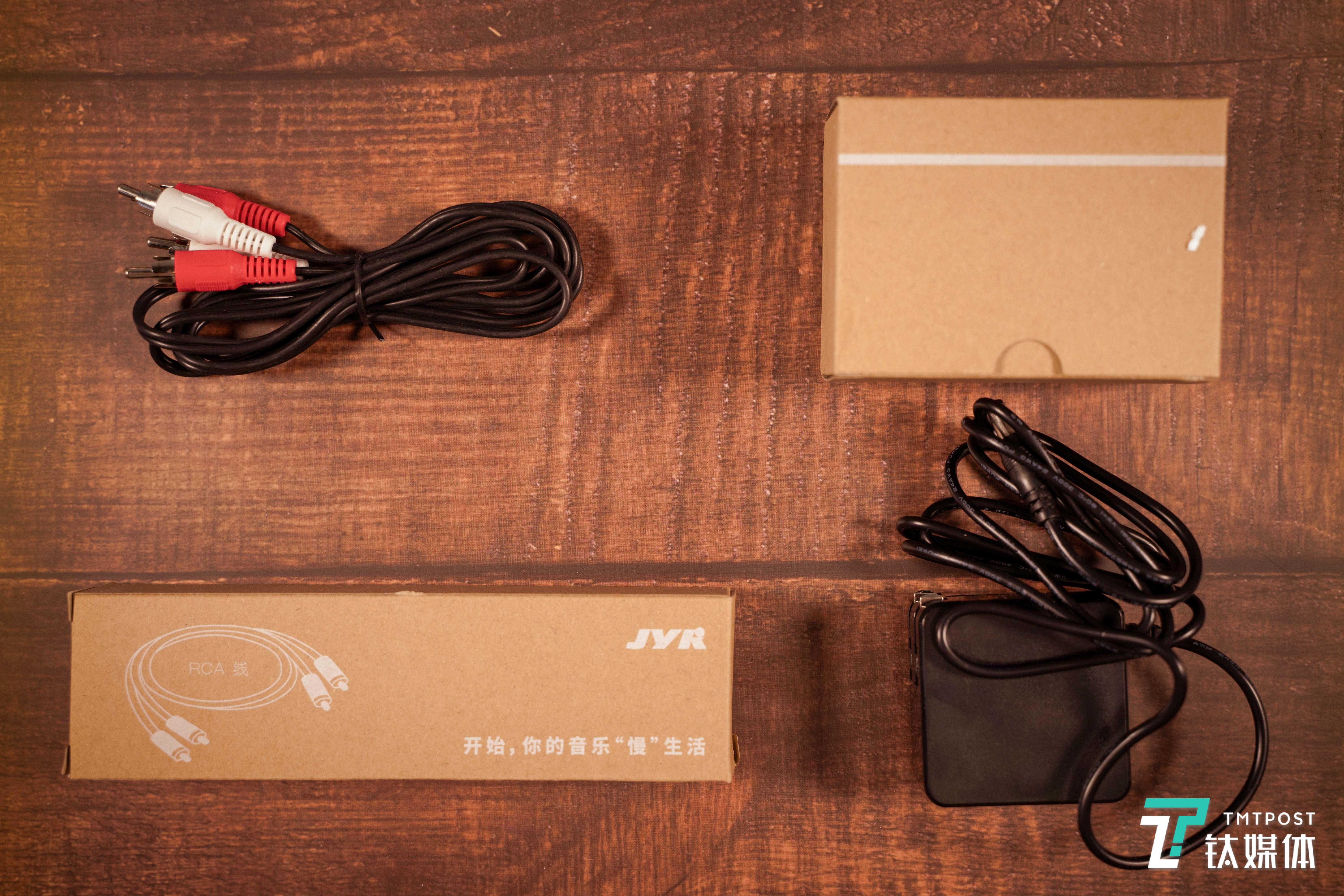 配件包括音频线和电源线