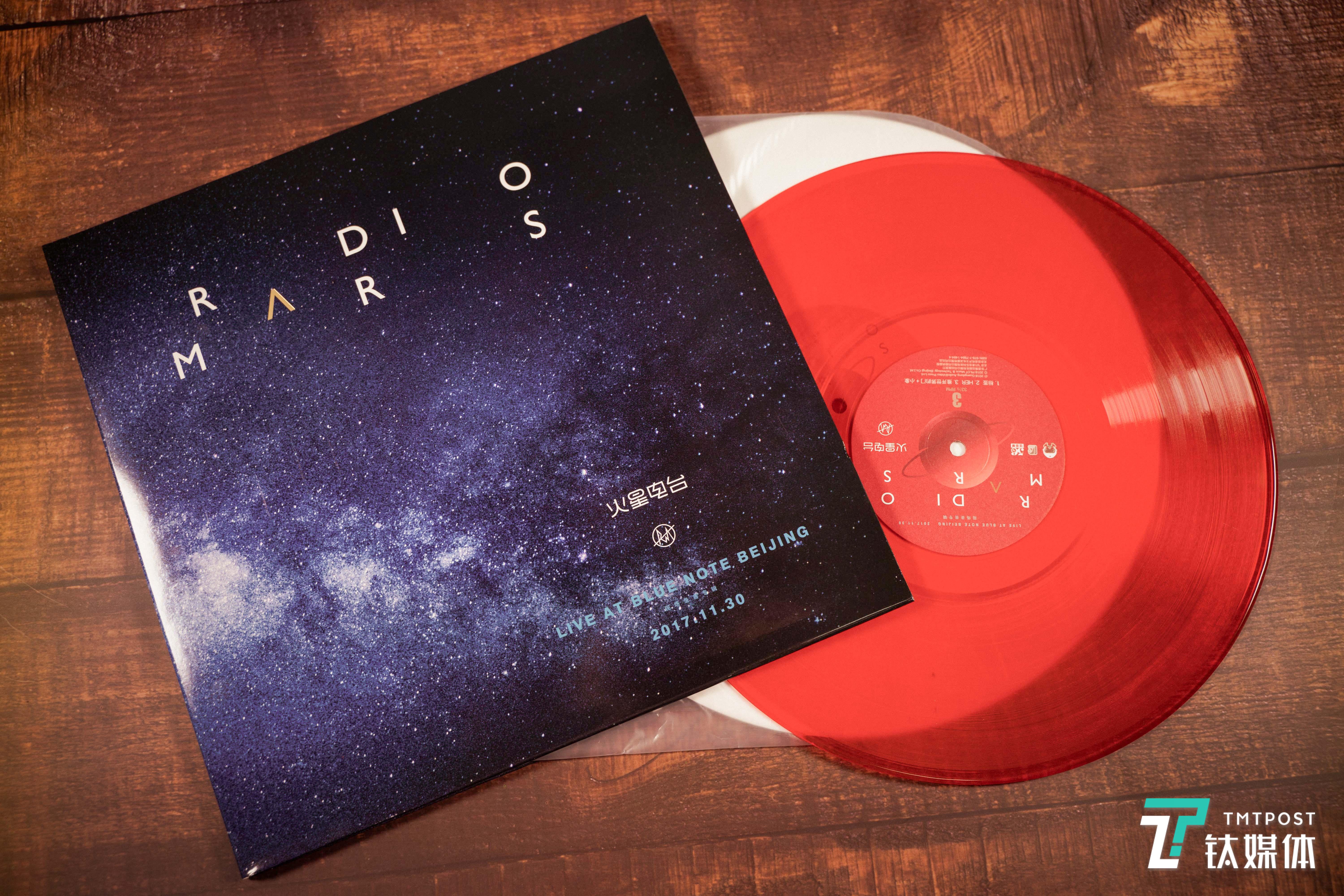 随机附赠了两张专辑