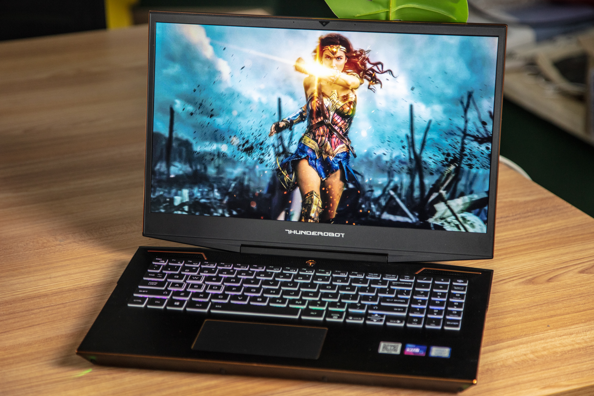 RTX 2070的便携形态，加入光追后的雷神911 Pro点起新技能 | 钛极客