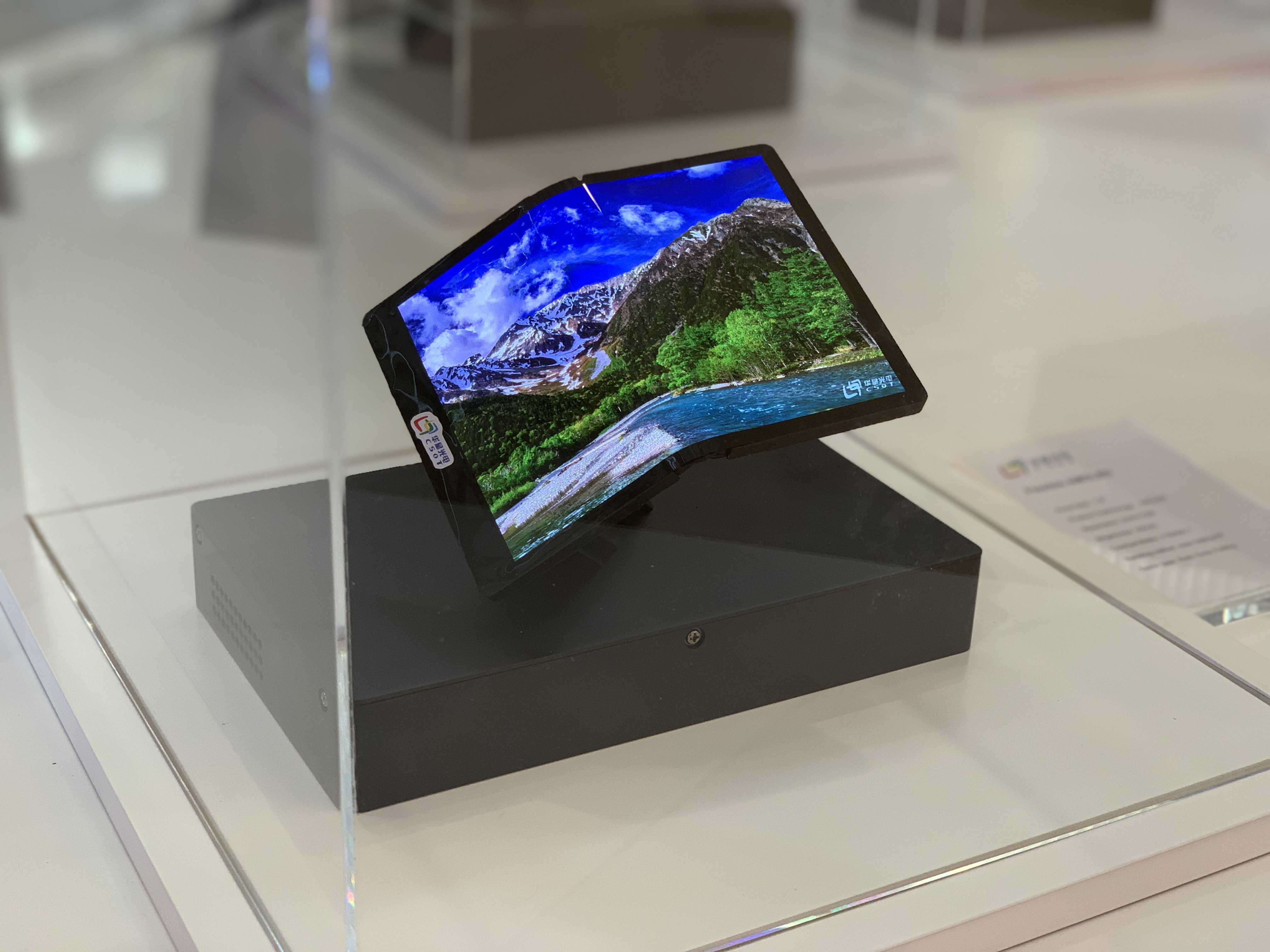 MWC开幕第一天，三星华为们押注的折叠屏手机火了