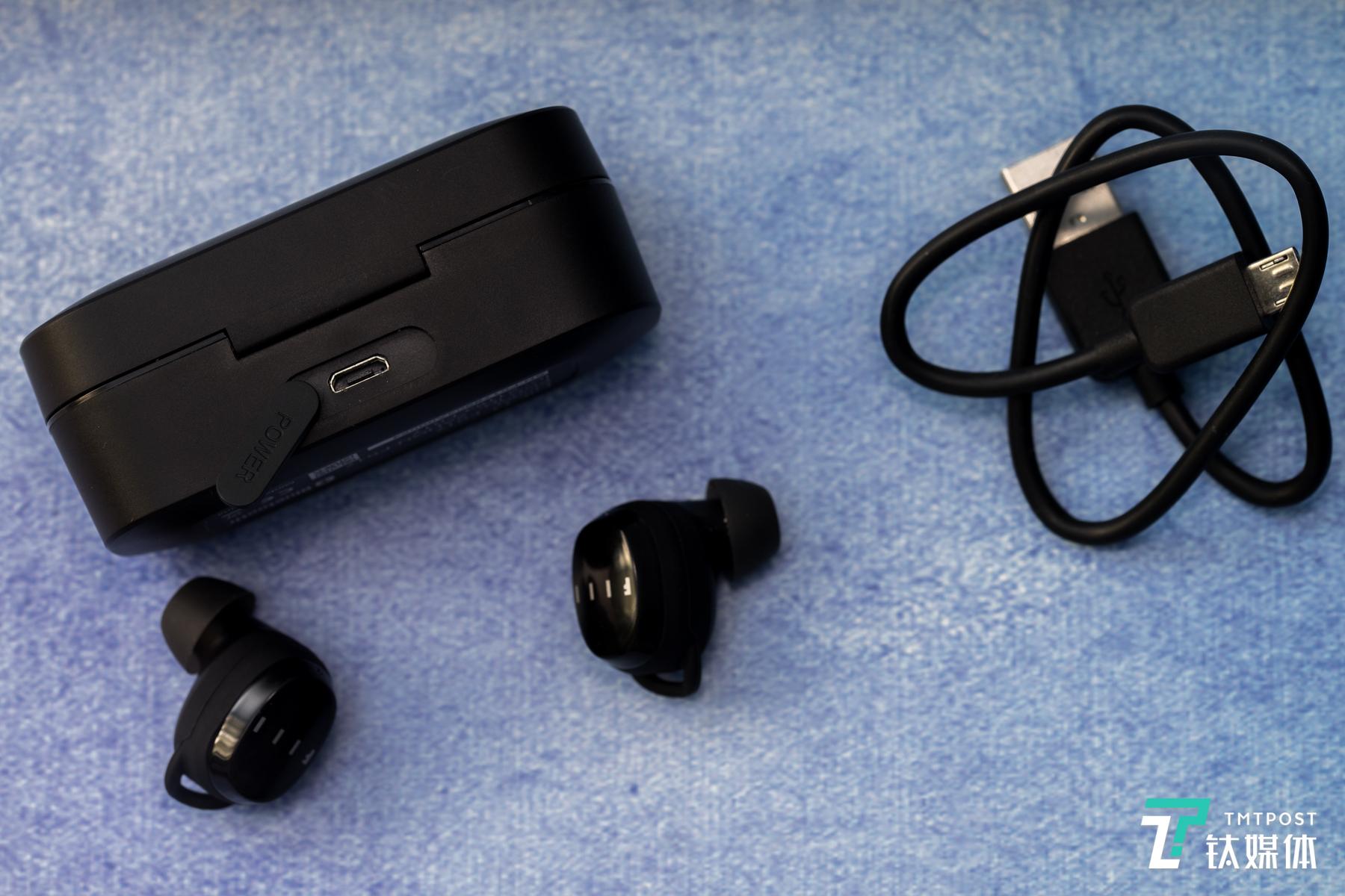耳机支持IP65级防水防尘，充电盒上也做了一些保护
