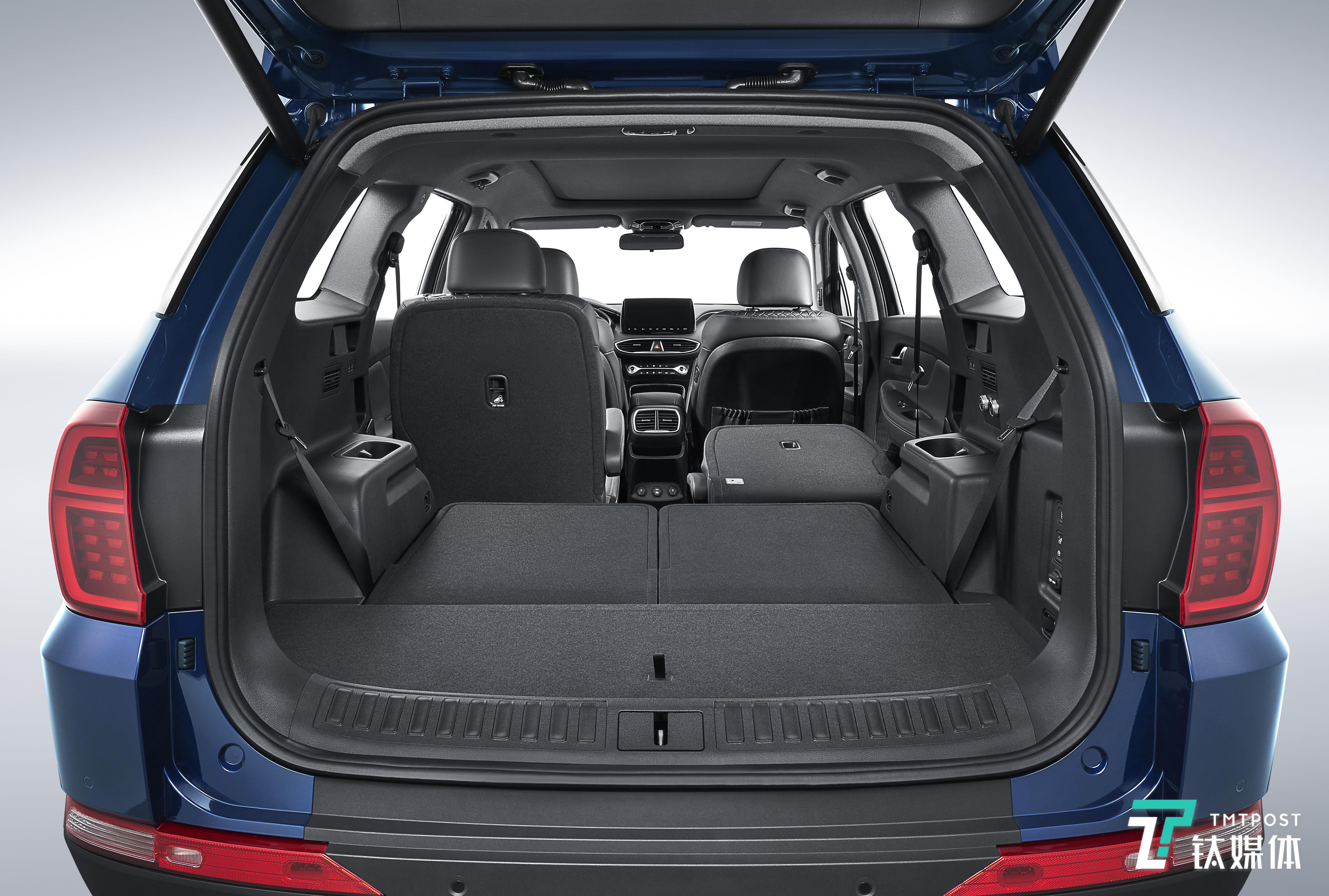 所有座椅均加入了电动调节,并且在后备箱还设置了一键放倒按键