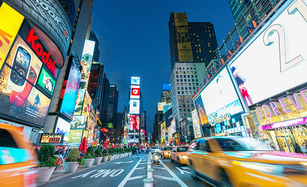 国产“不知名”羽绒服火了，出海要用对各国“网红”