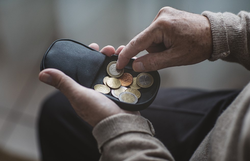 把房子留给孩子，还是卖掉它去海外养老？