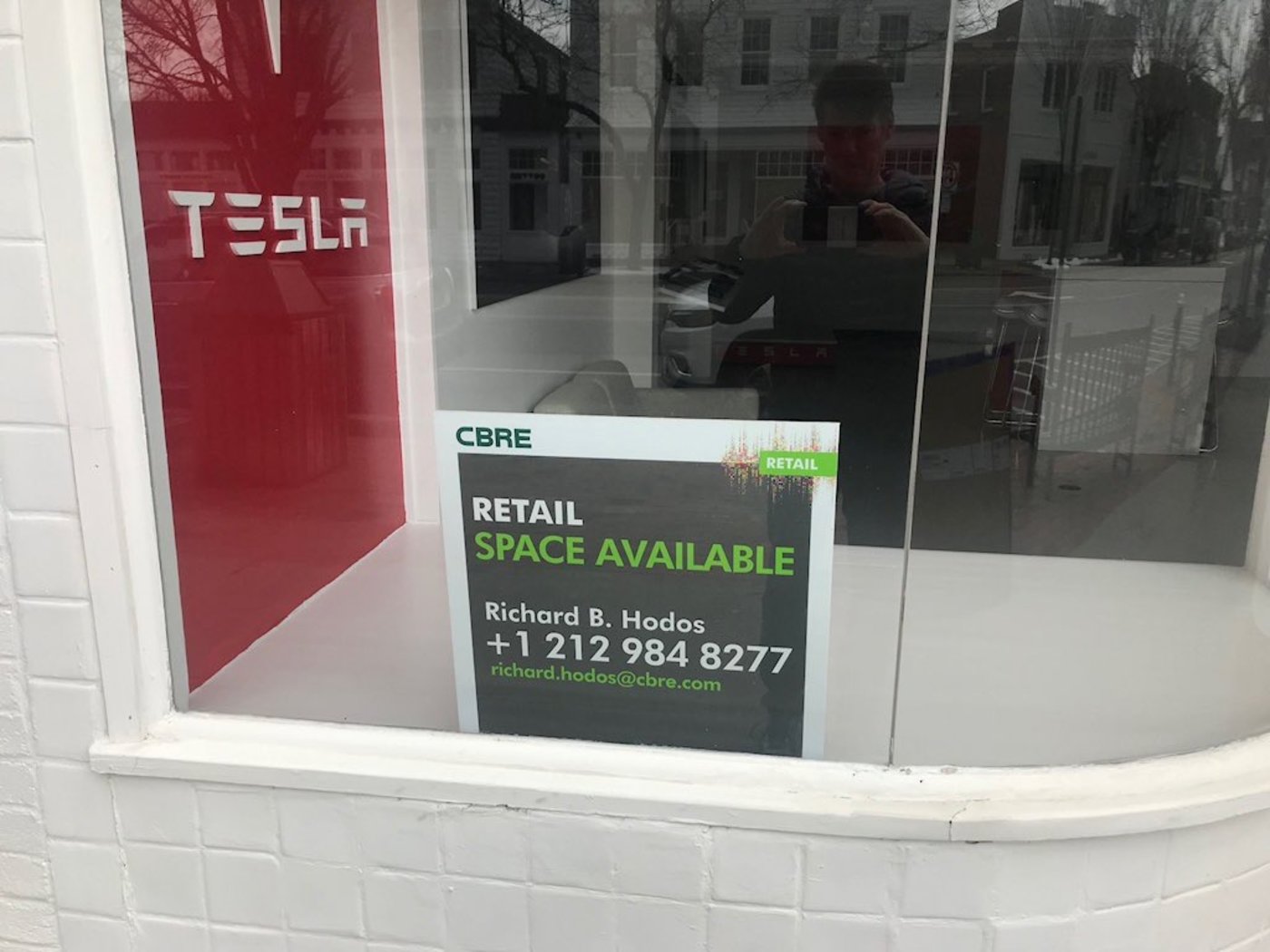 一家关停待租的特斯拉线下店,图片来自网络