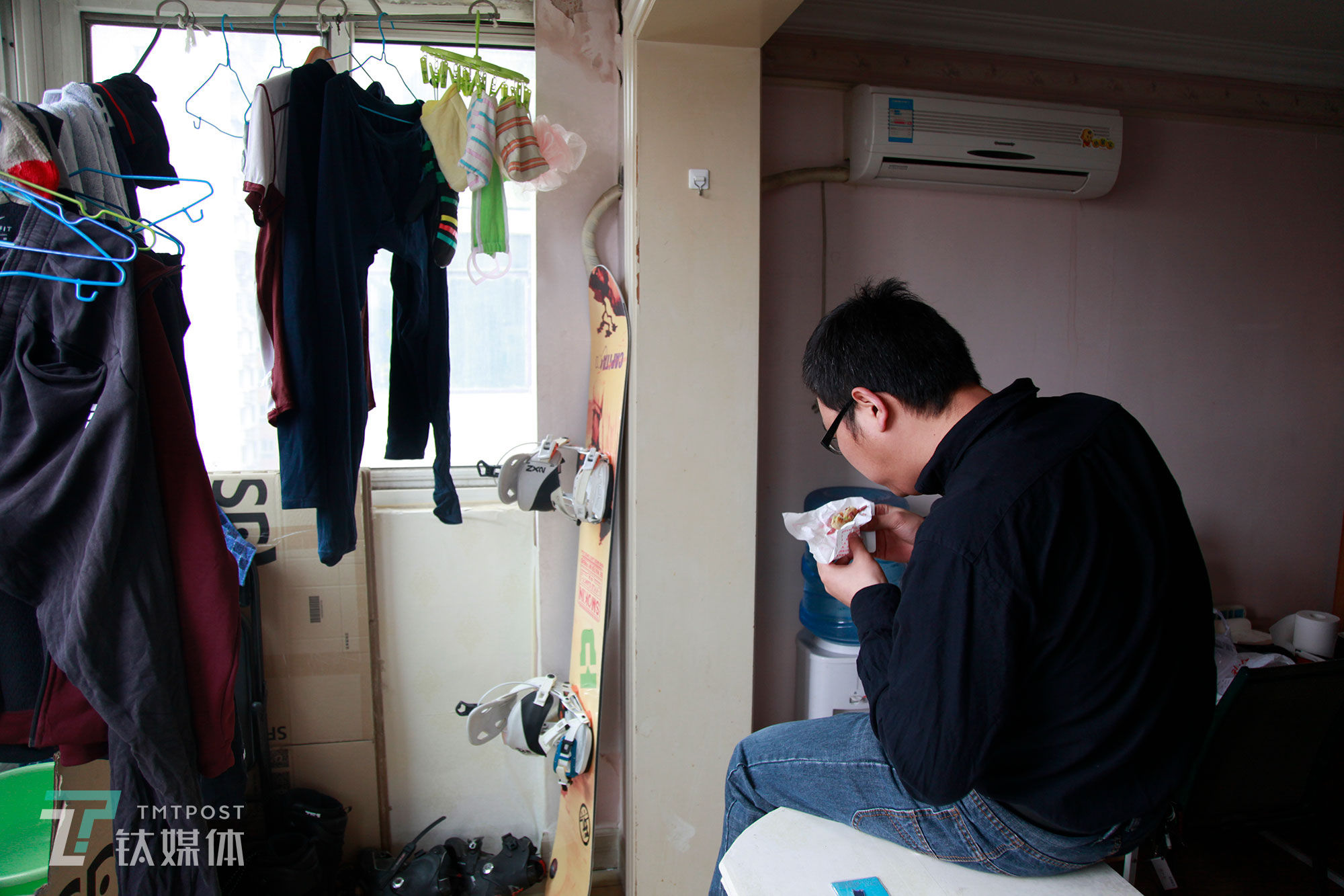 工作的时候，为了方便，李可经常在外吃饭，&ldquo;喜欢吃五星级自助&rdquo;，现在他每天吃饭都从简，&ldquo;一天两顿外卖简餐就行，控制在50元左右&rdquo;。