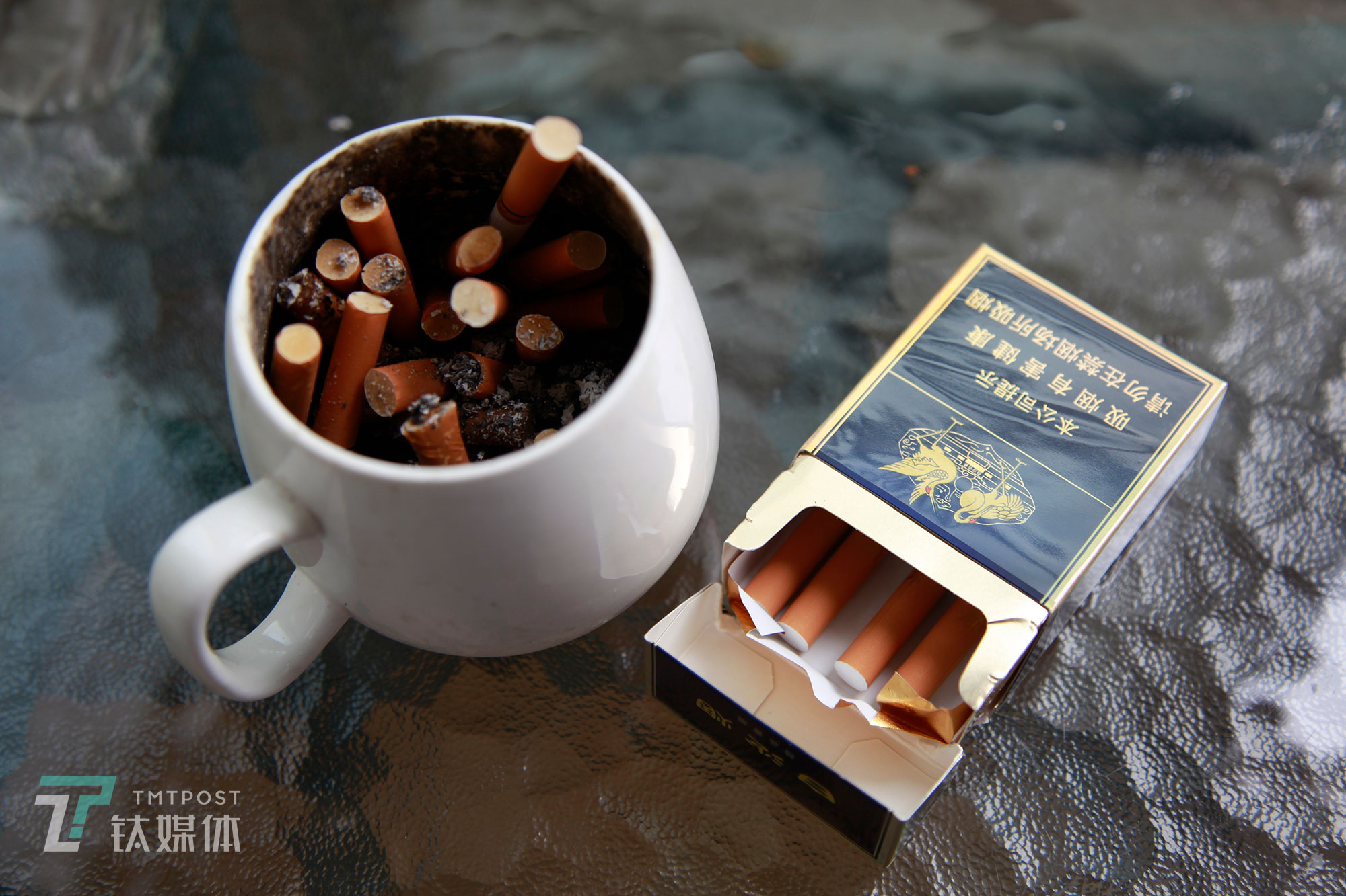 失业之后，他忍不住抽烟，以前一天一包不到，现在每天至少两包烟。&ldquo;失业&rdquo;让他压力格外大，除了经济压力，还有精神上的紧张和恐惧。&ldquo;裁员是经济大环境的问题，还会持续，裁员带来的连锁反应可能会持续很久。&rdquo;