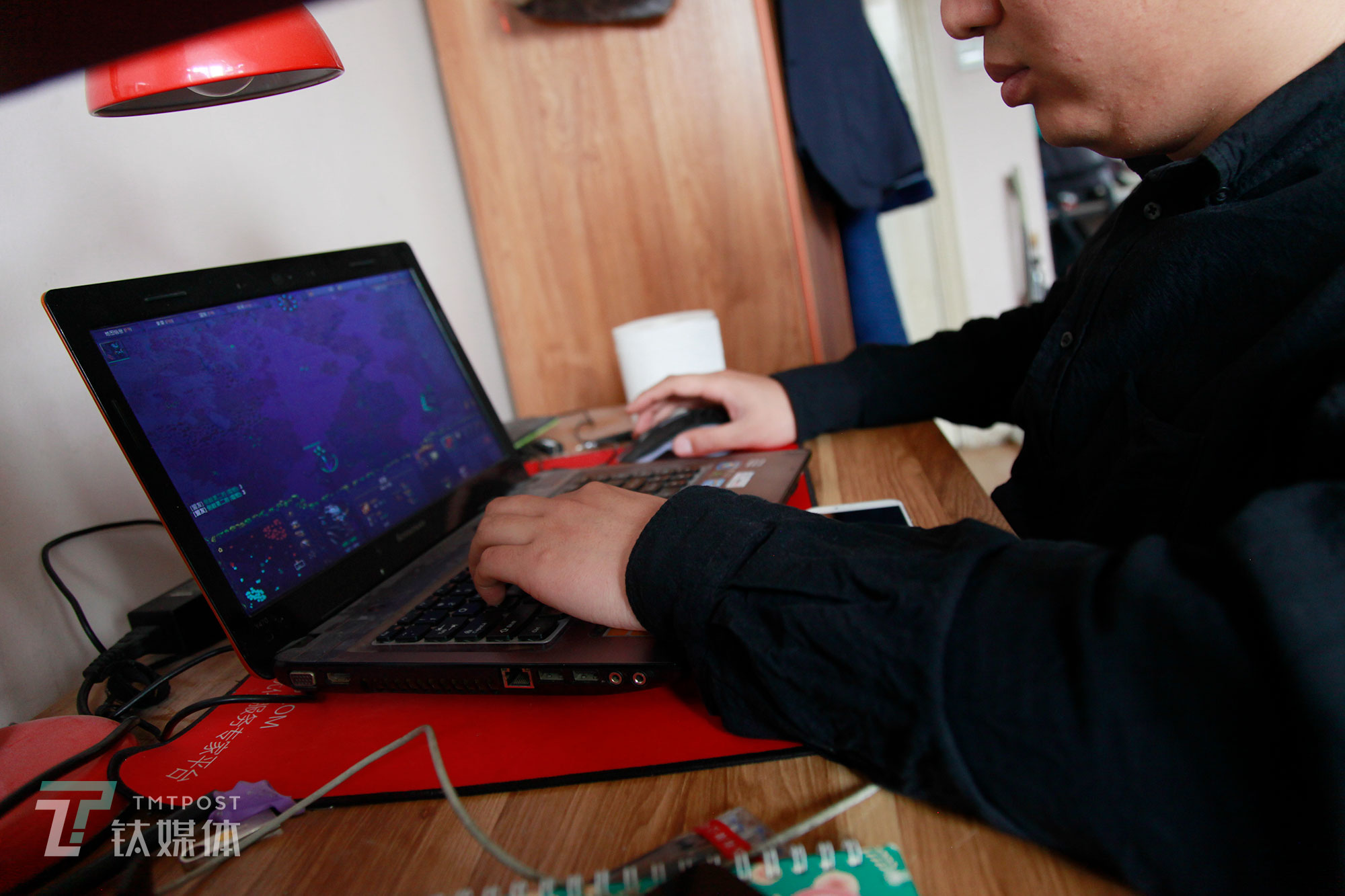 刷简历之余，李可喜欢借游戏&ldquo;消愁&rdquo;。工作太忙，他已经十年没有打游戏了，失业期间他又捡起了这项爱好，&ldquo;打游戏，时间会过得很快，不会显得自己很闲，打赢的时候会很爽，就会忘记失业这些事情。&rdquo;