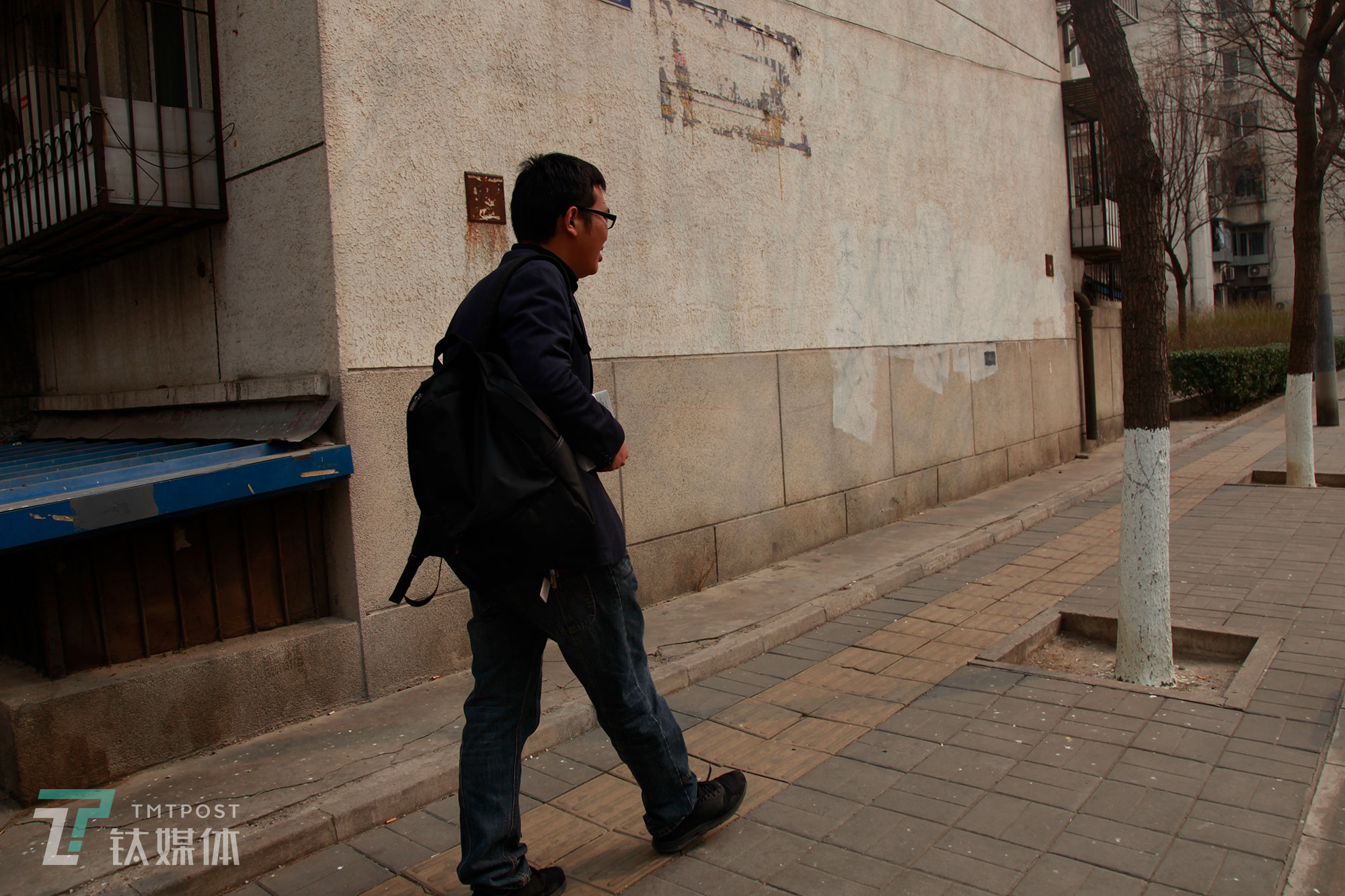 李可在去往一次面试的路上。他要应聘的是商业广告优化师这个岗位，这和他之前做的不一样，算是跨行。李可很看重这家公司，对此次面试很重视，特意请朋友在面试前给他做了一下培训，&ldquo;希望尽快找到满意的工作，让生活回到正轨上&rdquo;。