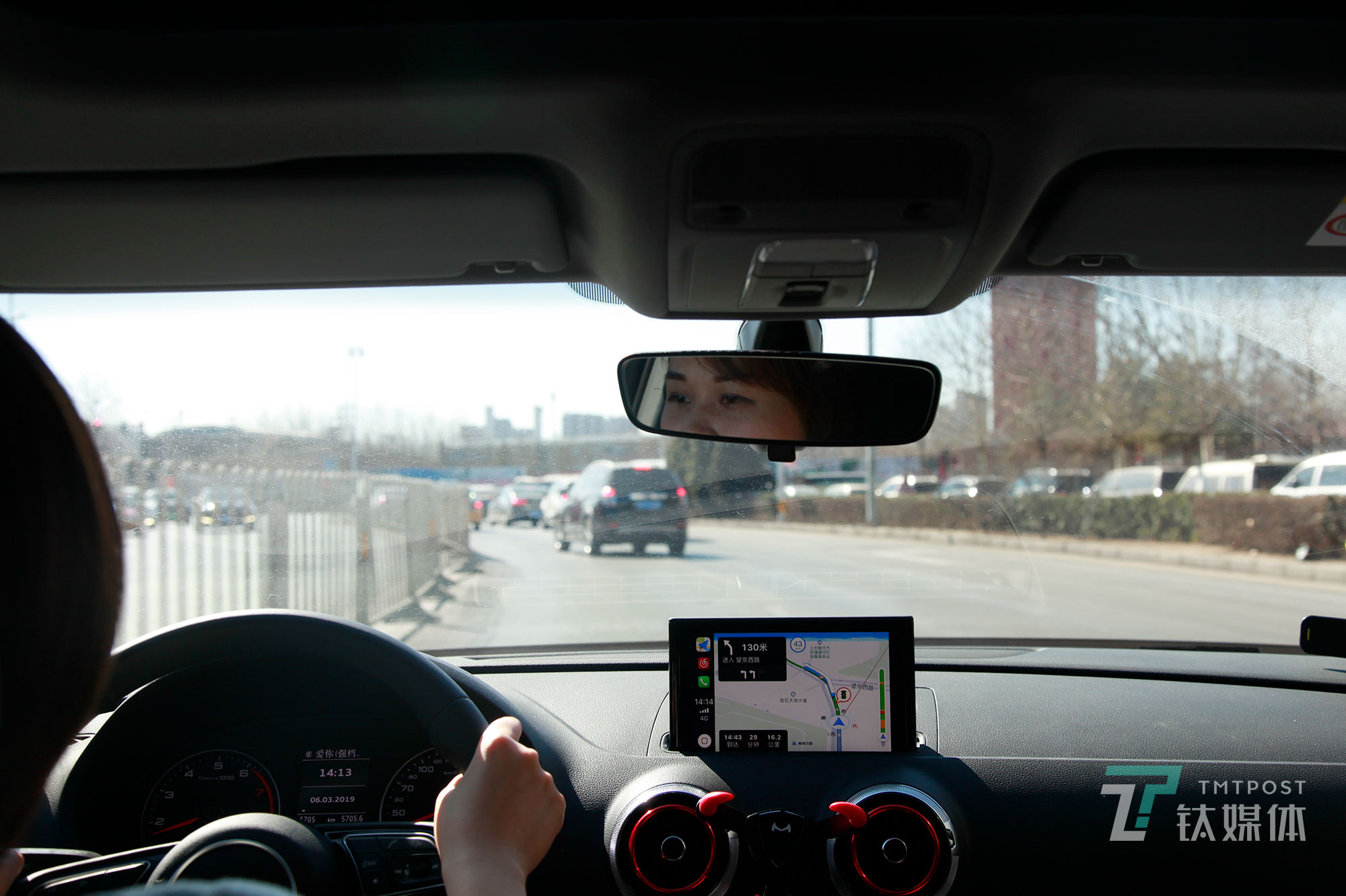 地点较远的面试，艾菲会自己开车去。艾菲连续安排了几个面试，失业带来的压力和生活上的不规律，使得她情绪也变得脆弱，&ldquo;上个礼拜自己一个人偷偷哭了一场&rdquo;。面试回家路上，车堵在国贸桥，伴着音乐轻晃着头大声歌唱是热爱工作的她最近难得的放松时刻。