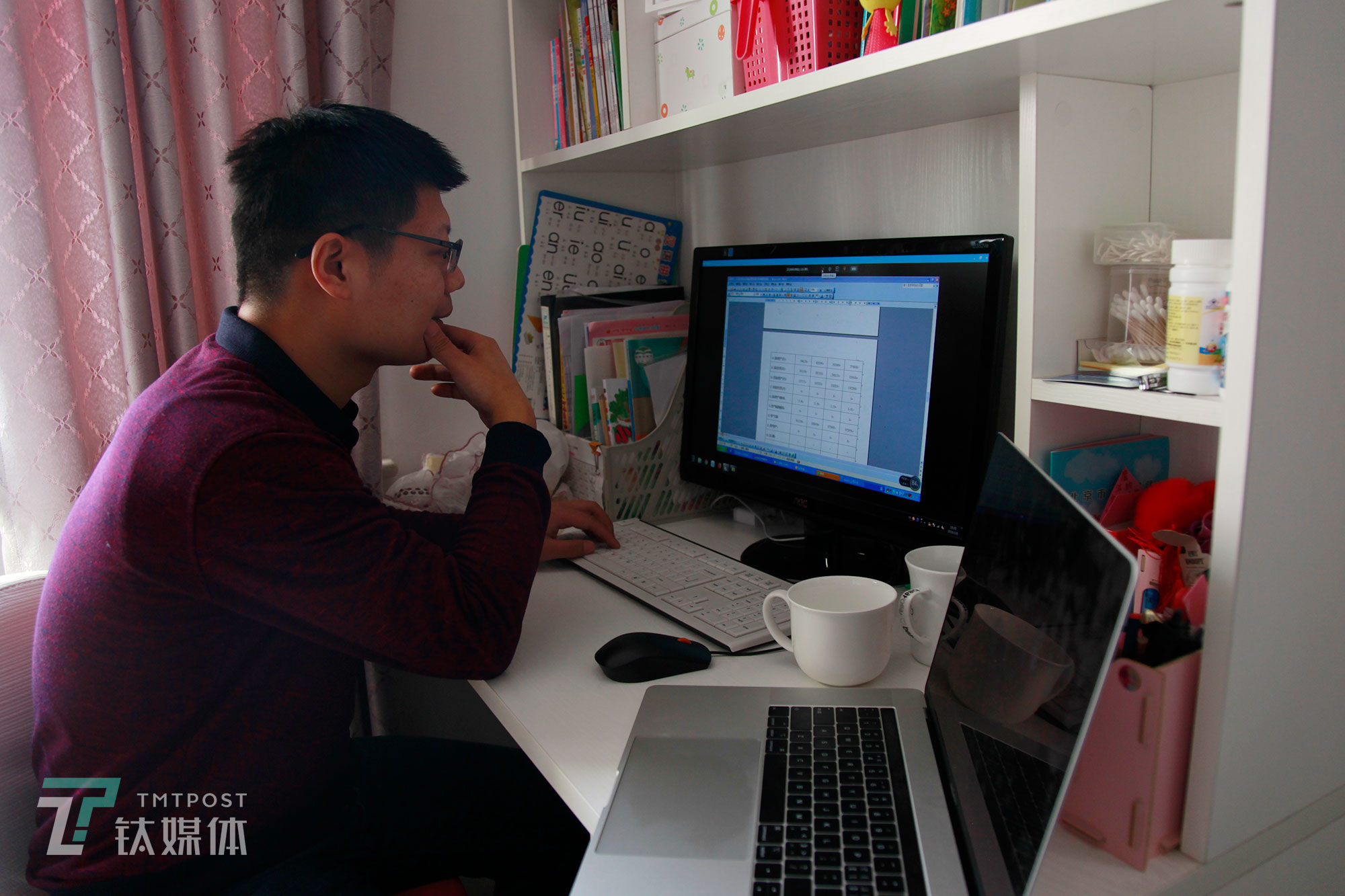 3月8日下午，陈明在家中与客户进行项目远程操作演示。