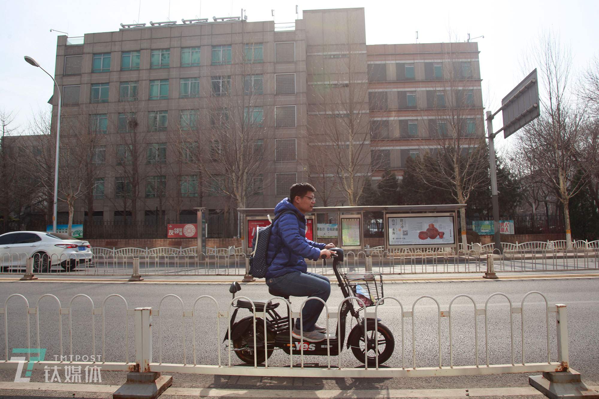 见客户、做开发，陈明每天都很忙碌。创业之初人脉格外重要，他四处联系老朋友老同事&ldquo;通气&ldquo;，寻找客户资源。这个圈子的朋友都比较忙，为了宣传自己的创业项目，陈明专挑选饭点去拜访，&ldquo;再忙总得吃饭吧！&rdquo;