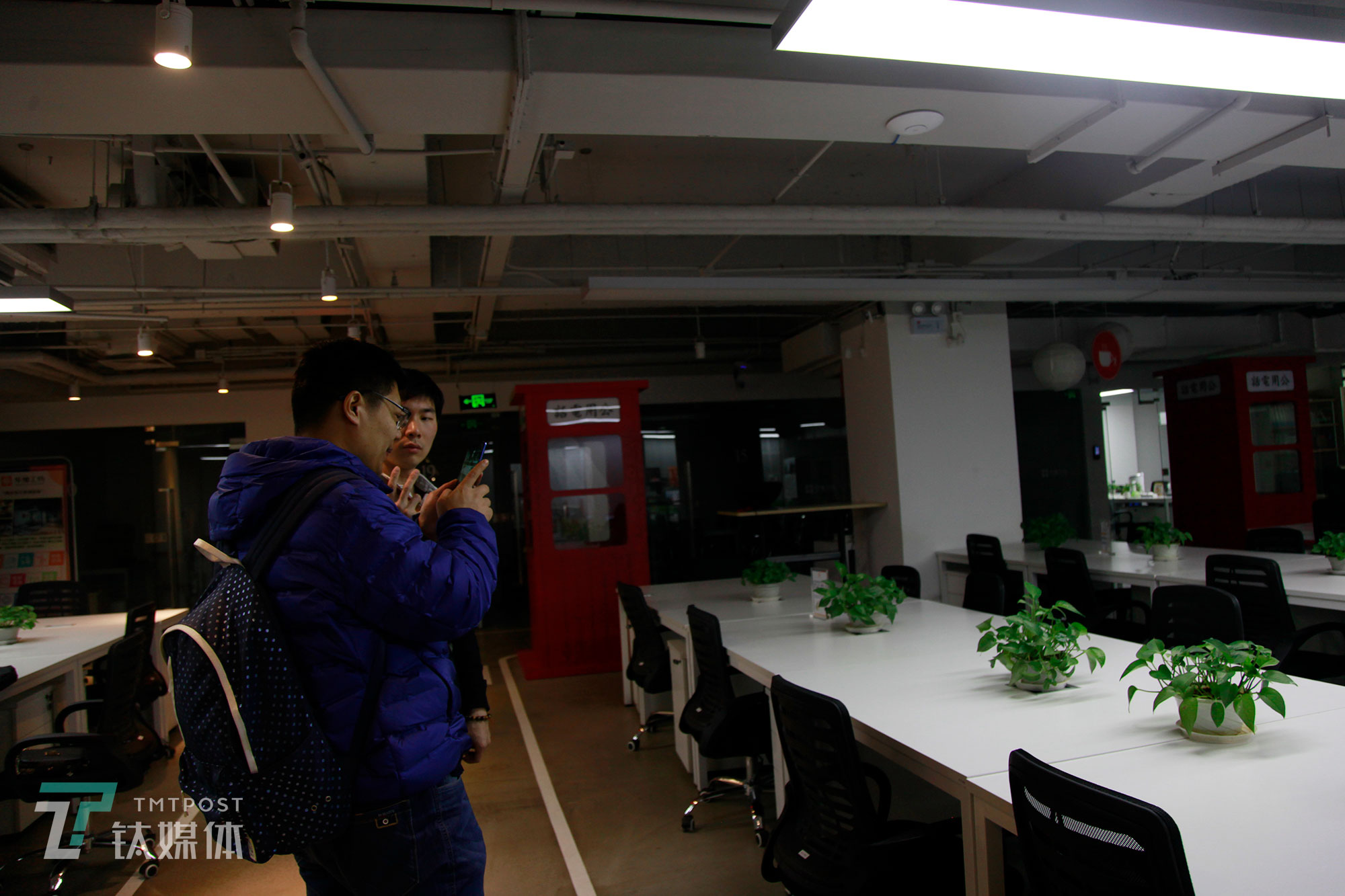 陈明到家附近共享办公间挑选工位，为团队办公做准备。他想找一个按季付租金的场地，这样&ldquo;风险小一点&rdquo;。3月初正式创业，到创业第八天，陈明谈成了3笔合作。