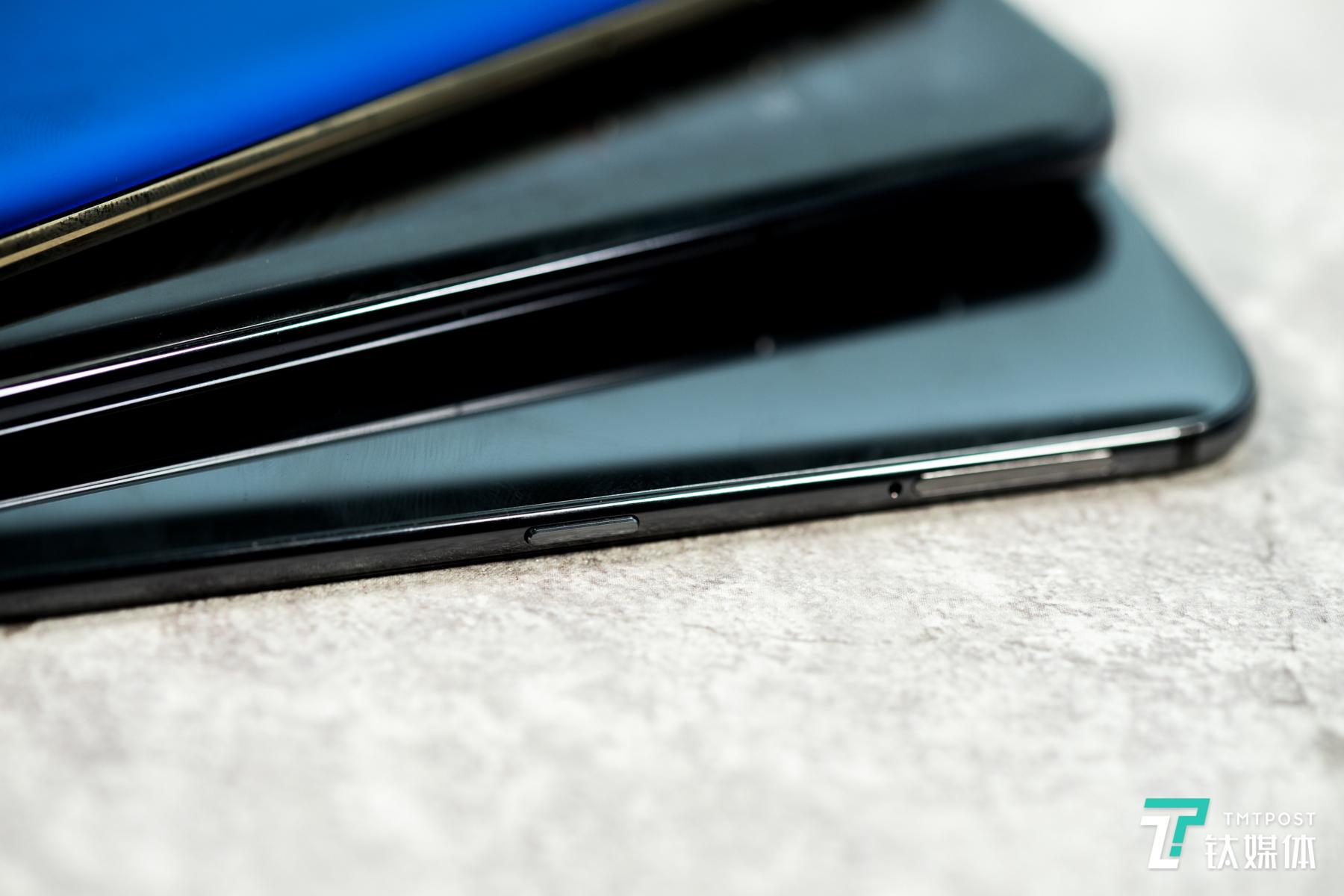 侧边加入了AI按键