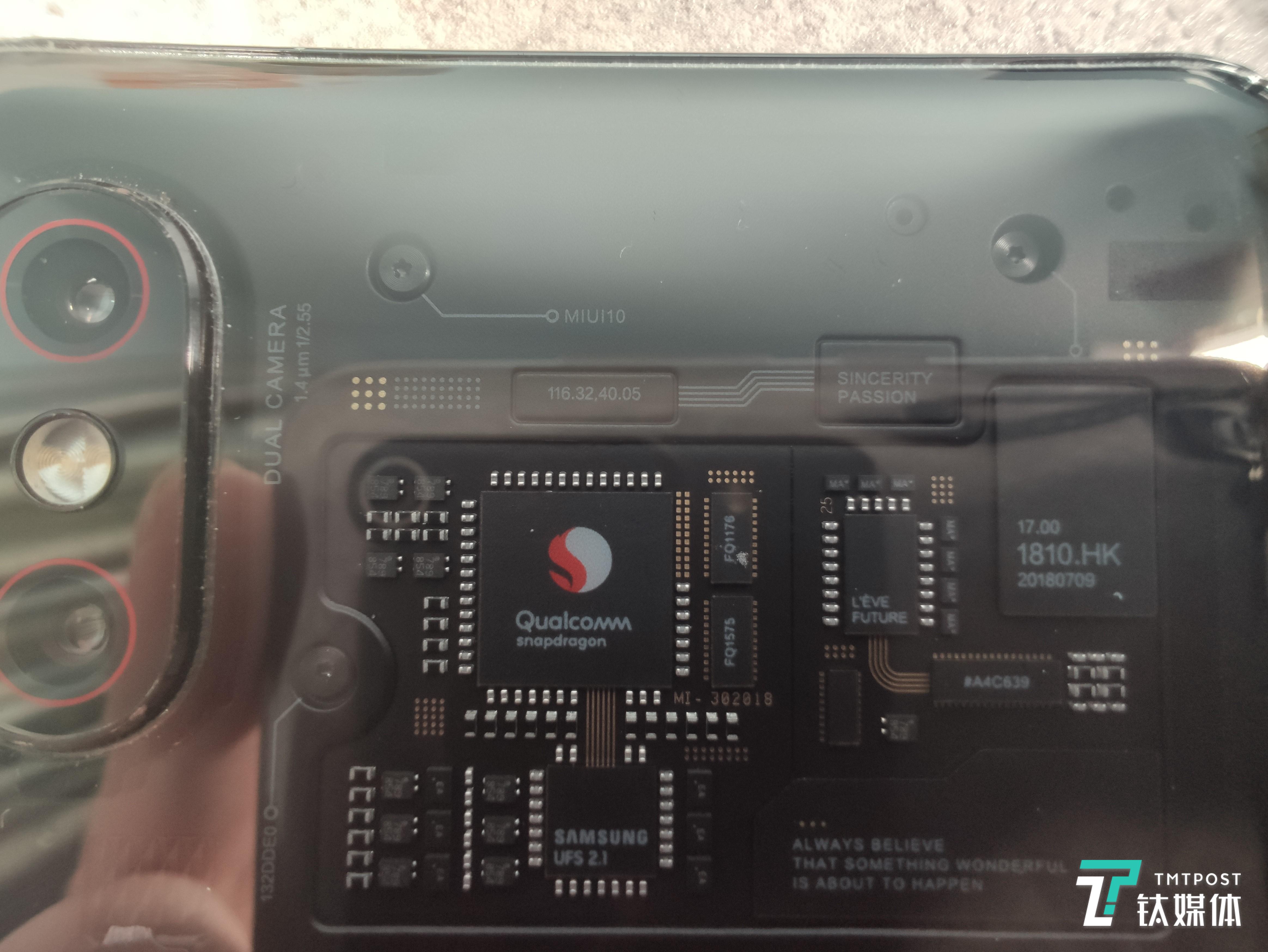 微距下的小米8后盖