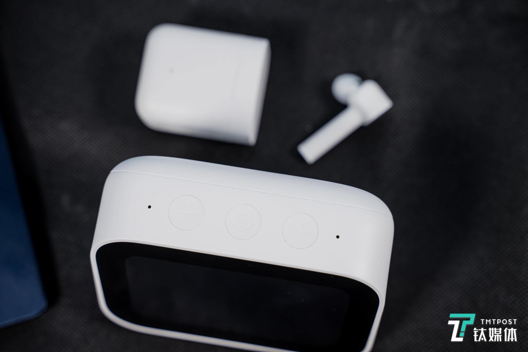 顶部有三颗物理按键和两个麦克风