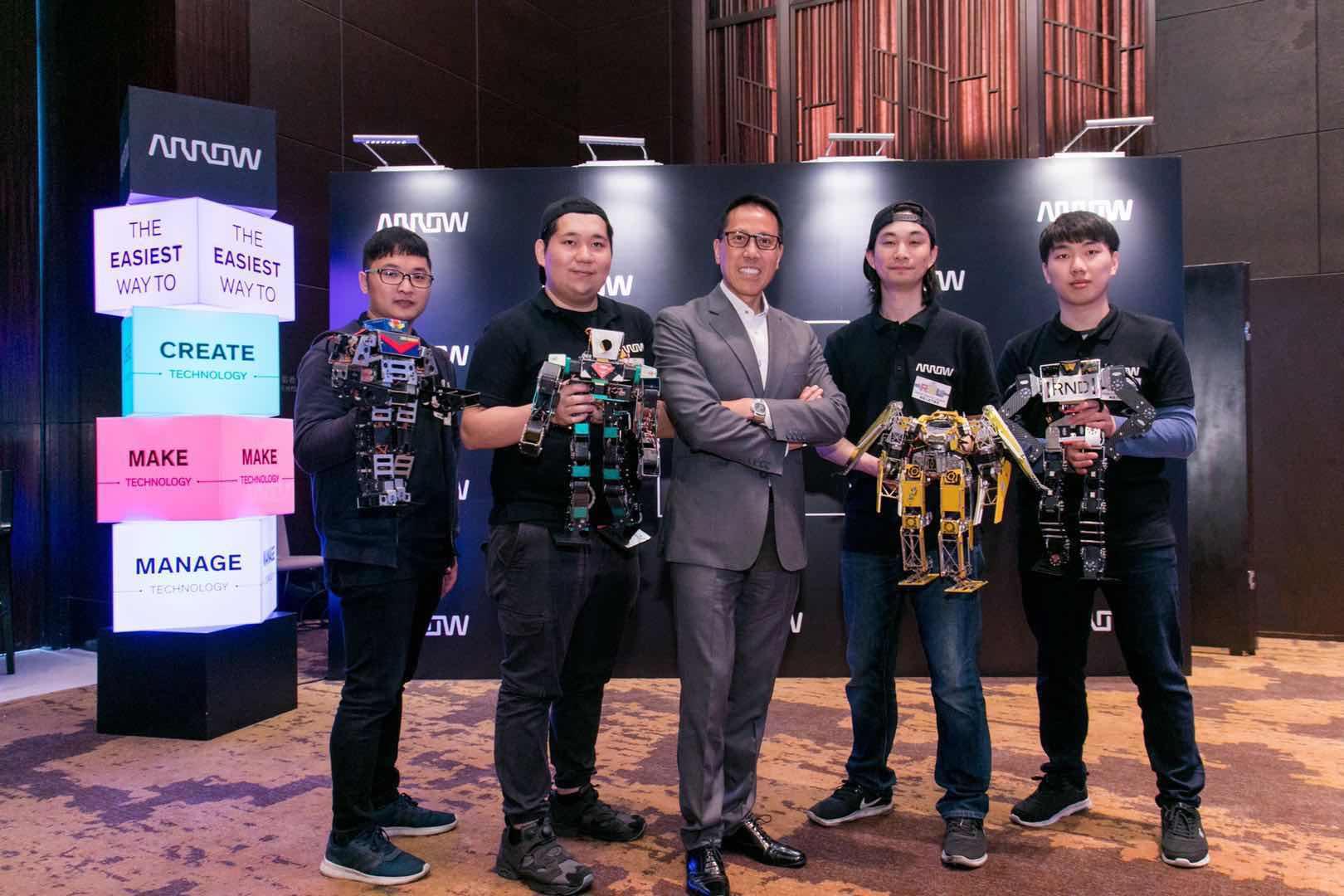 艾睿电子还在展会现场举行人形格斗机器人大赛