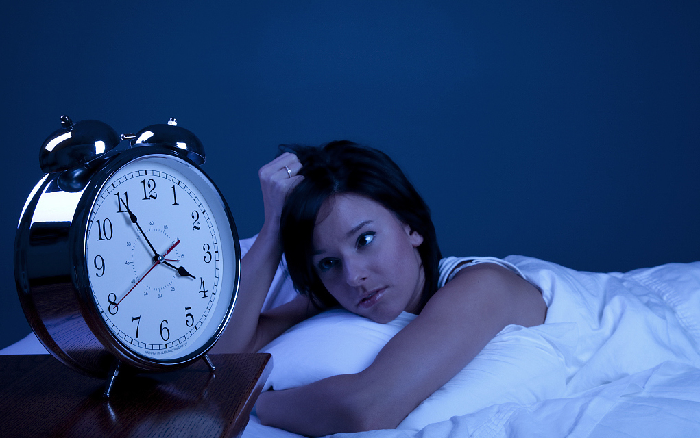 失眠的夜里，他靠美妆小姐姐入睡