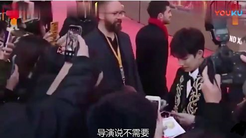 在给粉丝签名的王源