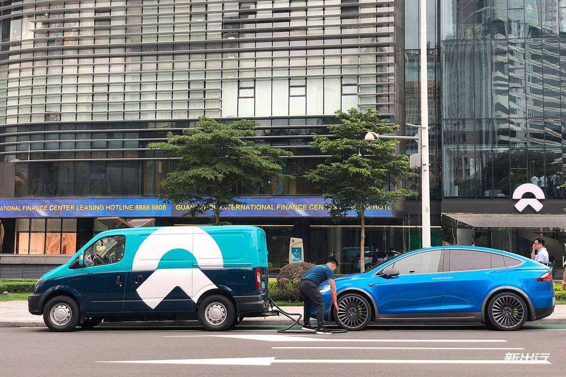 蔚来移动充电车给特斯拉服务，图片来自新出行
