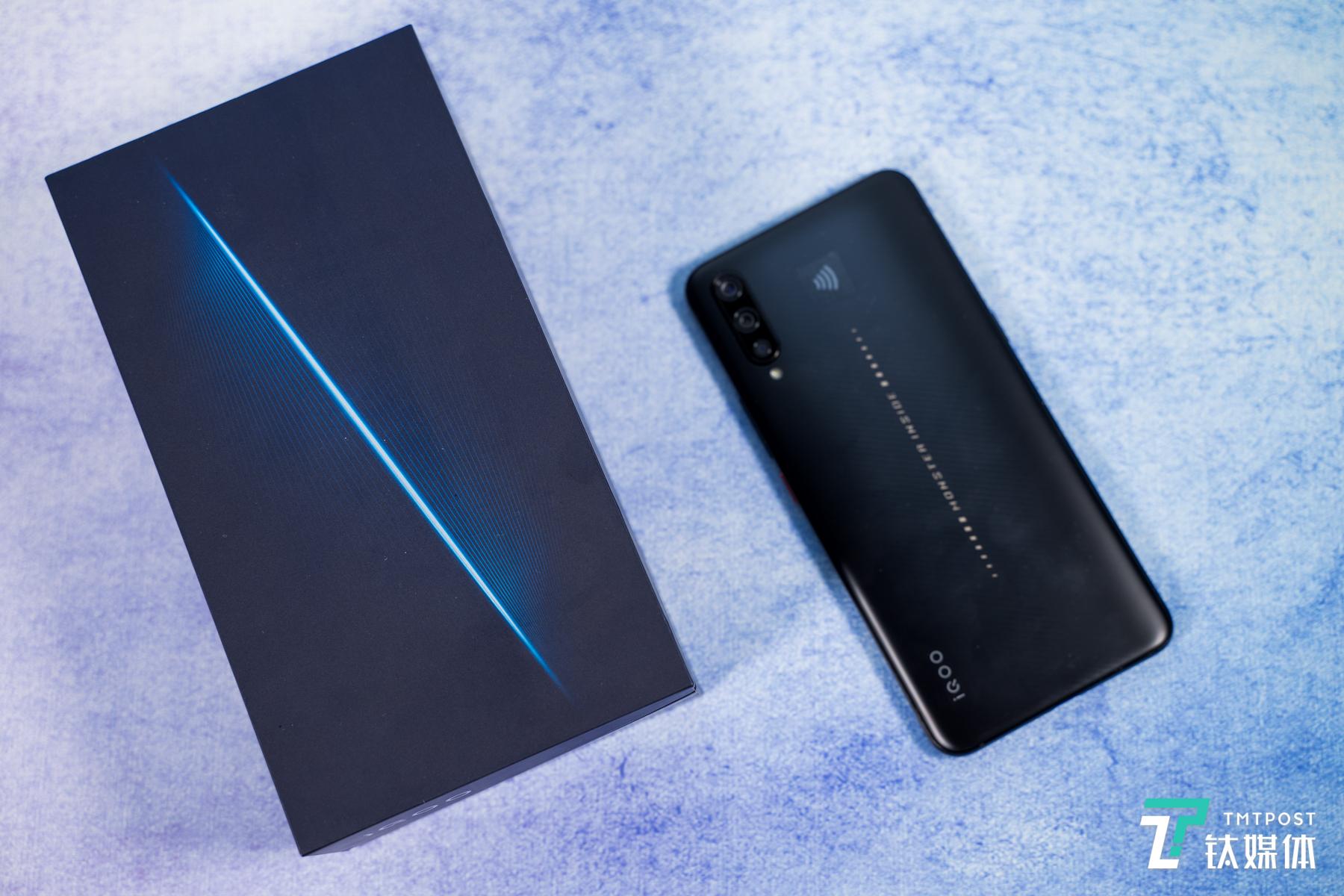 黑色的设计可以打动更多男性用户，比如我