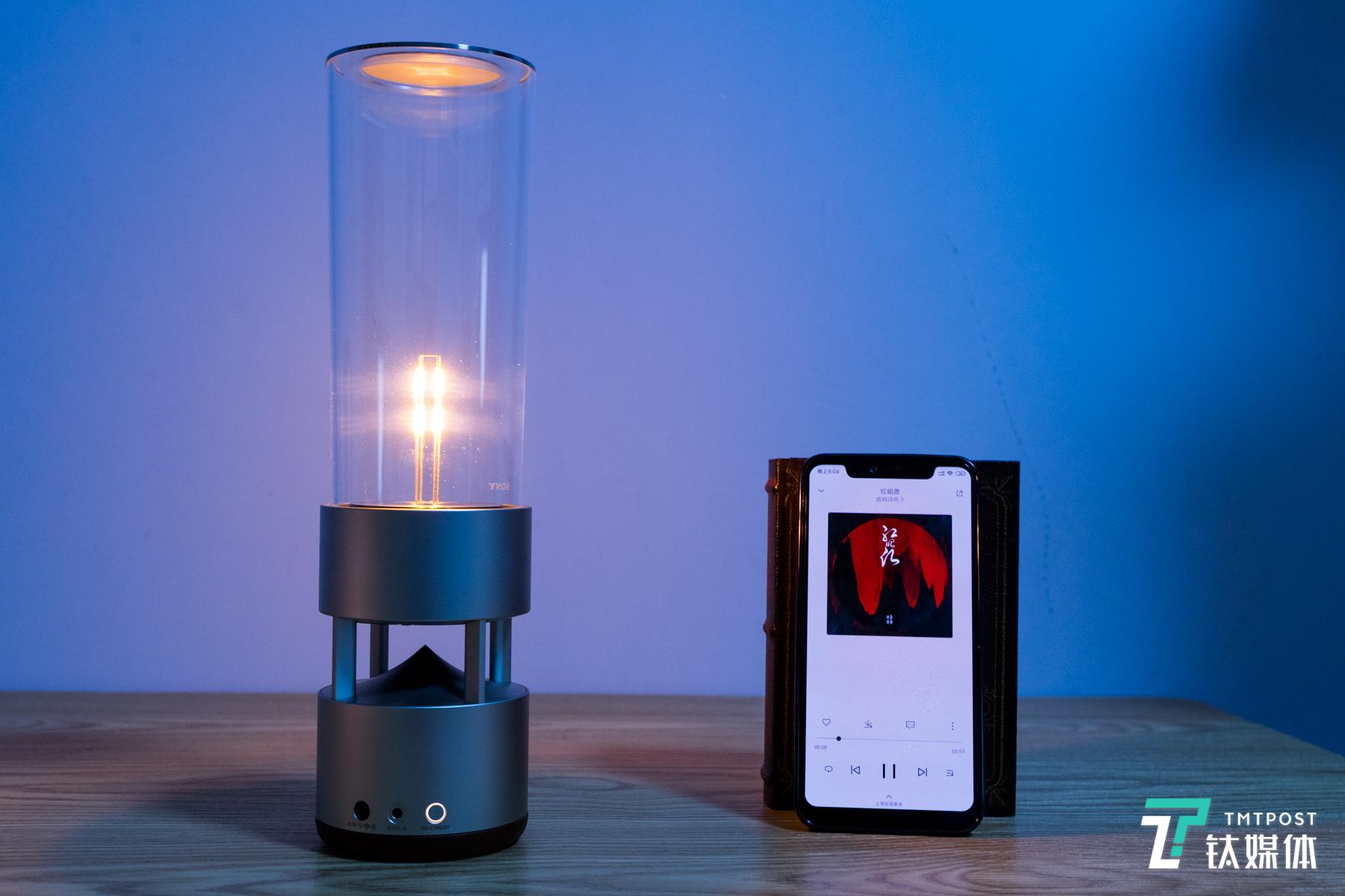 看着一盏灯在唱歌，总是有点怪怪的