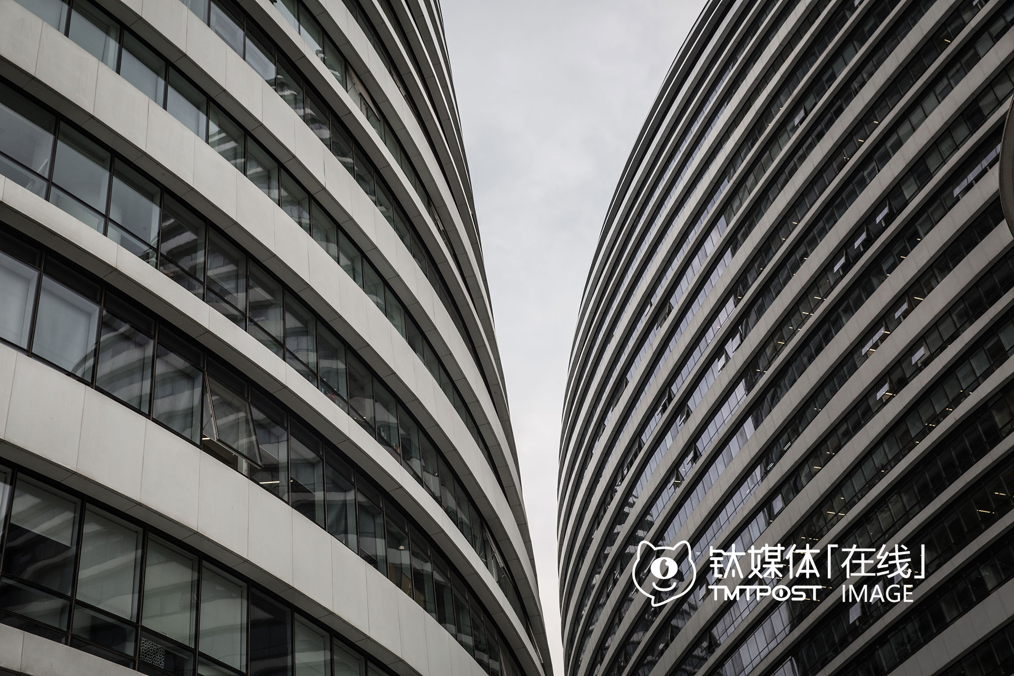 从地图上看，望京的核心区域如同一个安卓机器人，望京SOHO就在这个机器人的头部，这里最初的出租价格，最低低至4元/平米/天，两年后价格大约在6到8元、10元不等。在这里的公司，最有名的莫过于陌陌，它占据了两层、一共超过5000平米的办公室。