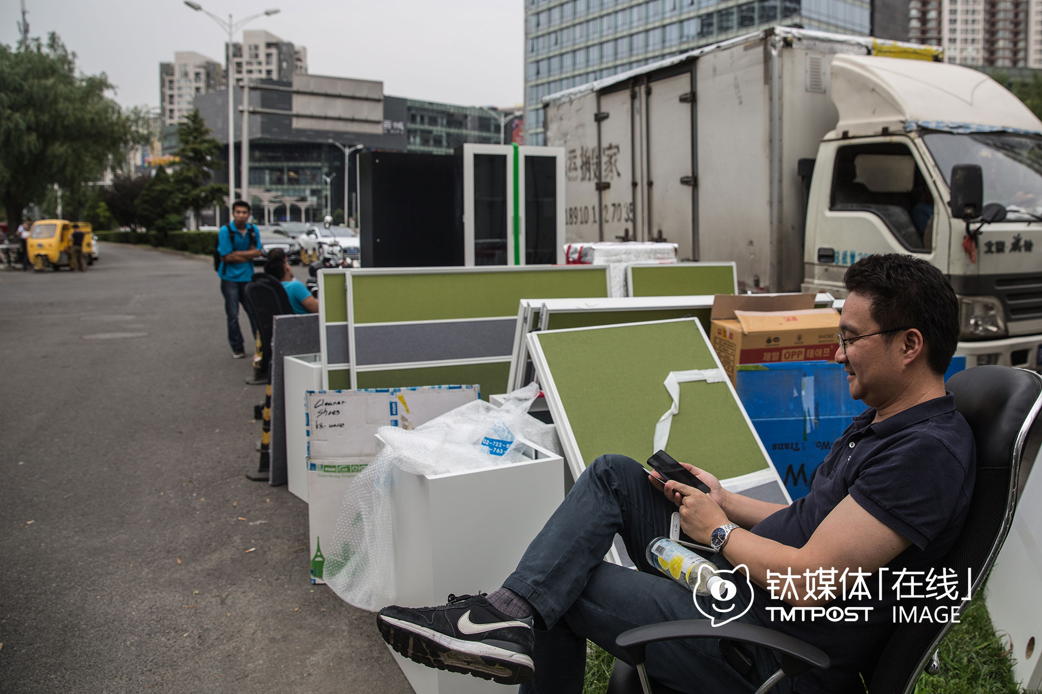 韩国人玄峻涉在望京生活6年了，现在任职一家针对韩国、日本客户的工程咨询公司。&ldquo;办公室到期了，业主要求租金从5.8元涨到8元，我们只好搬了，但是不会离开望京。&rdquo;从1997年第一批韩国人的到来，望京逐渐成为&ldquo;韩国城&rdquo;，这一地区30多万常住人口，有8%是韩国人，&ldquo;望京韩国人多，韩餐也很多，生活方便，但是房租越来越贵了这里，我的很多韩国朋友都搬到顺义、燕郊去了&rdquo;。玄峻涉说。