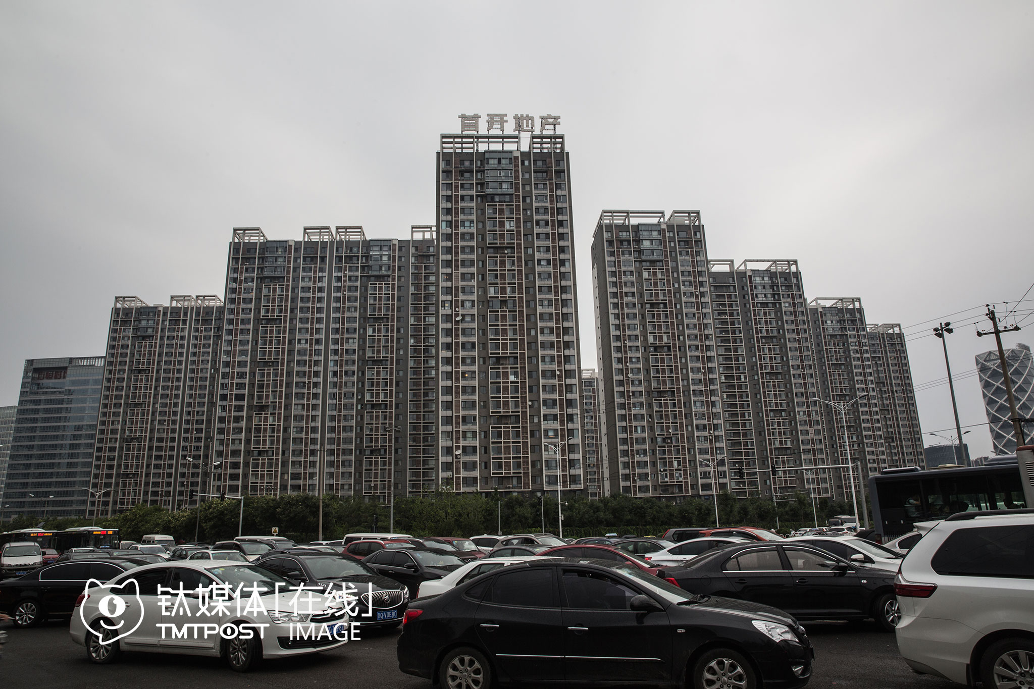 2016年7月15日，望京街往大山子方向，车流拥堵。大山子是北京最著名的赌点之一，这里连接着望京和酒仙桥，也是连接望京与机场等外部区域的重要必经之路。