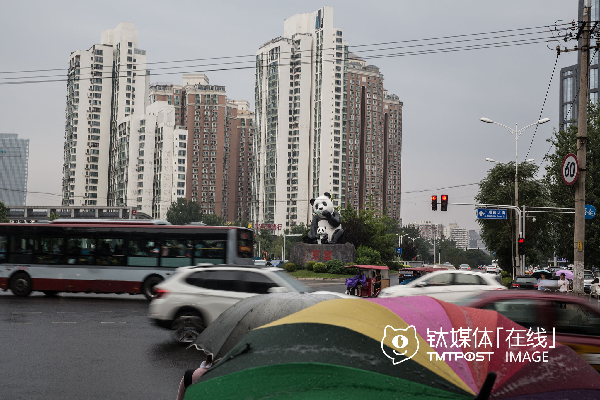 落成于2012年的熊猫塑像，仍然是望京的地标，这里是望京的入口之一。其实这个地标还曾引起一场关于&ldquo;美和丑&rdquo;的争论，当时望京街道工作人员回应称：&ldquo;望京斜街多，地标考虑的主要是指路功能，熊猫形象比较通俗易懂，无论中国人还是外国人，对熊猫形象都有一定认识。&rdquo;不过有驾驶员表示，这两尊熊猫影响了局地交通，&ldquo;地标底座是一块高大的山石，不透光，前行经过底座区域时，左前方会出现盲区，有安全隐患&rdquo;。