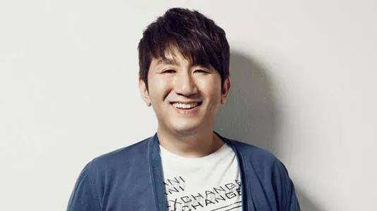 生于1972年的方时赫,毕业于首尔大学美学系,后被歌手朴振英看中,于