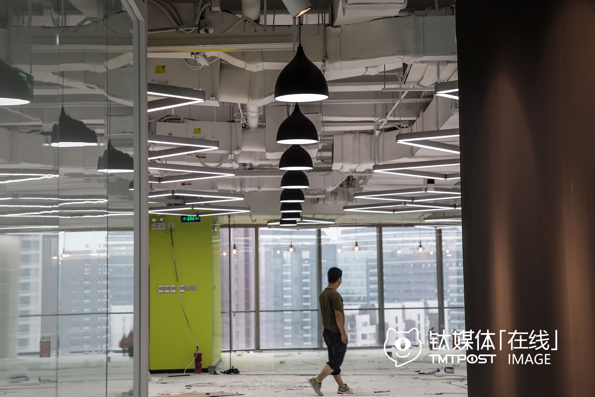 2016年7月15日，北京浦项中心，网红孵化平台网星梦工厂的新办公室内，装修工人在进行最后的施工。这个一千多平的办公空间，将成为一个&ldquo;网红挖掘、培训、包装、推广&rdquo;，批量产出网红。