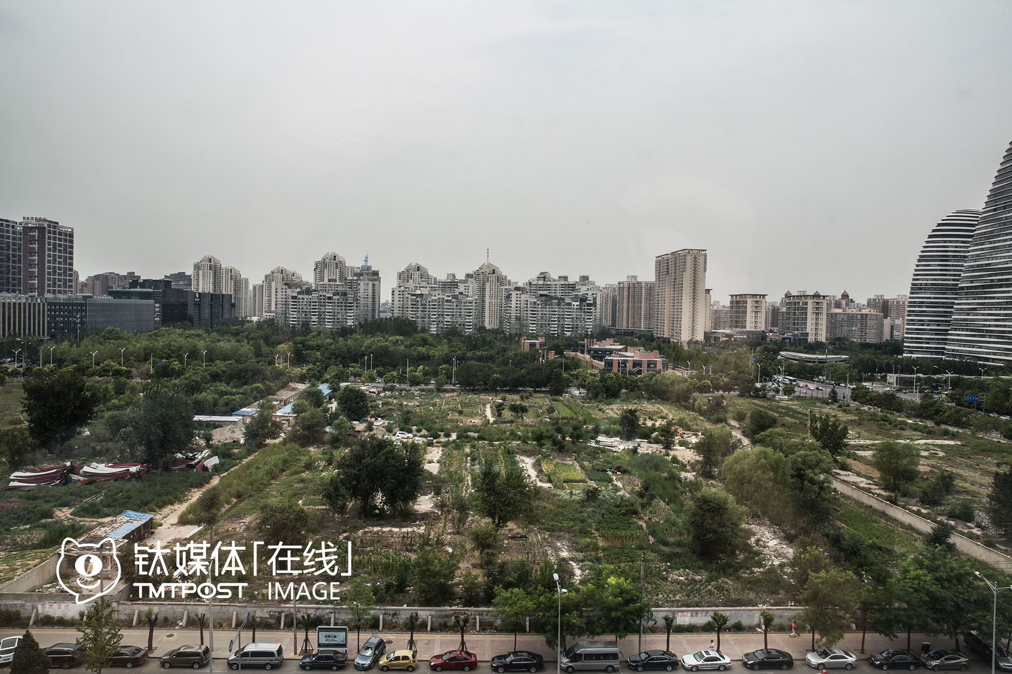 在紧邻望京SOHO、悠乐汇的望京核心区域，有一地块因闲置多年而成为&ldquo;菜地&rdquo;。根据北京市规划委员会网站规划公示消息，这个东北临望京街，东南临阜通东大街，面积约4.7公顷的地块，早在2013年便规划建设一家医院。&ldquo;望京地区&hellip;&hellip;居民存在就医难的问题，按相关标准核算本地区需设置1所800张床位数以上的综合医疗机构。&rdquo;建设单位在公示采信意见公告中这样回复居民疑问。但相比望京地区那些一栋栋迅速拔地而起的写字楼、住宅楼，时过境迁，这家医院却似乎还在酝酿中。