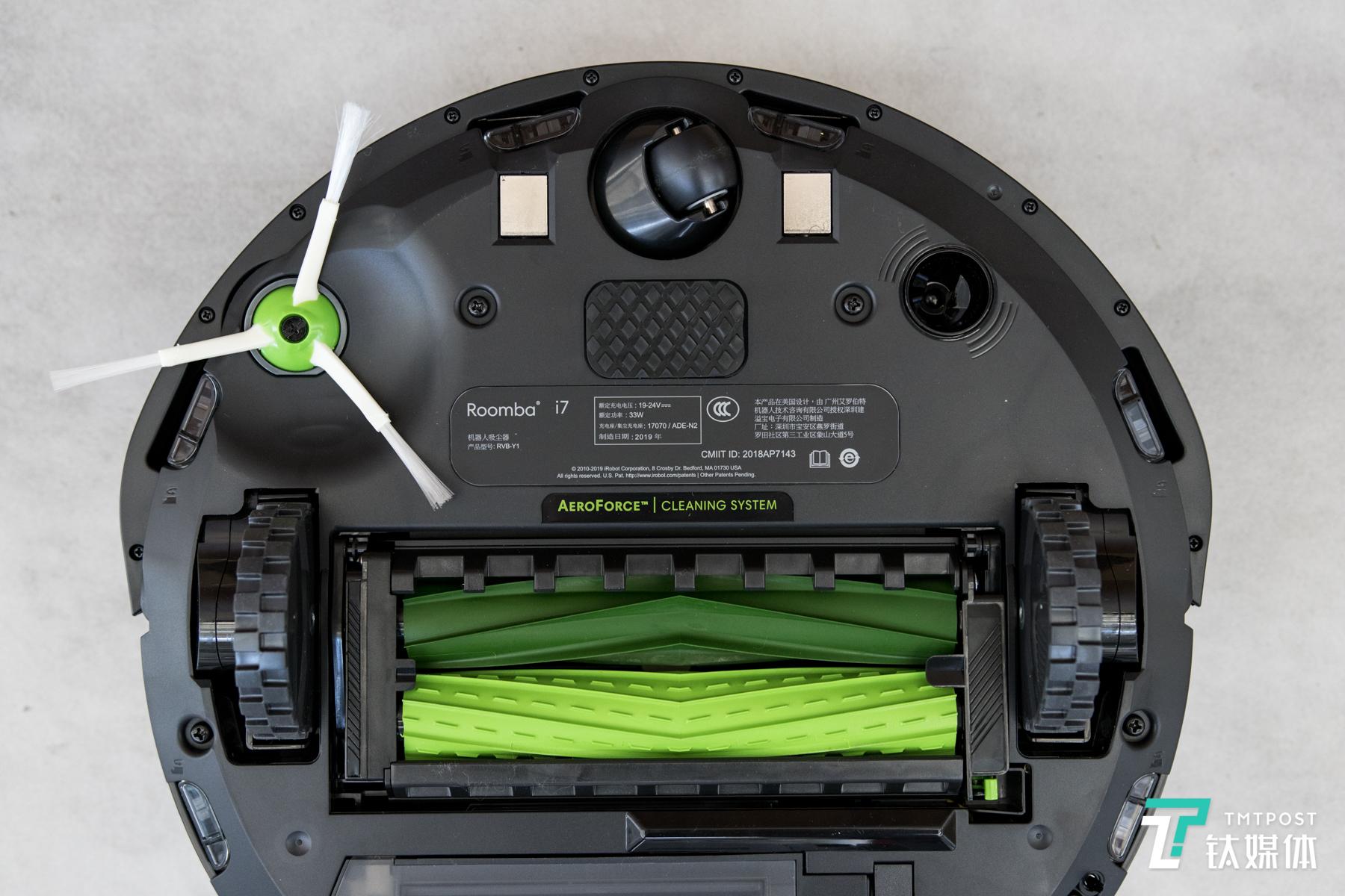 底部除了传感器布置之外，胶刷是一个很特别的设计