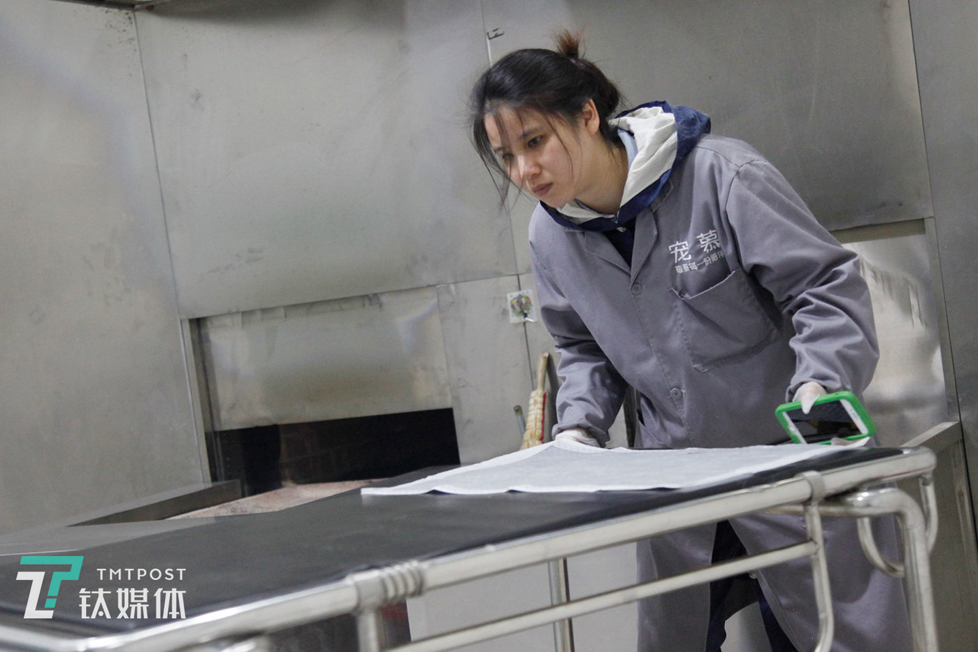 3月19日,北京,宠物殡葬师莫莫准备清理放置宠物遗体的手推车。莫莫2018年开始做宠物殡葬,在那之前有6年时间她一直从事人的殡葬服务,转行是因为她养了7年的哈士奇:爱犬一天天衰老,莫莫想在它离开那天亲手送走它,于是转行宠物殡葬。