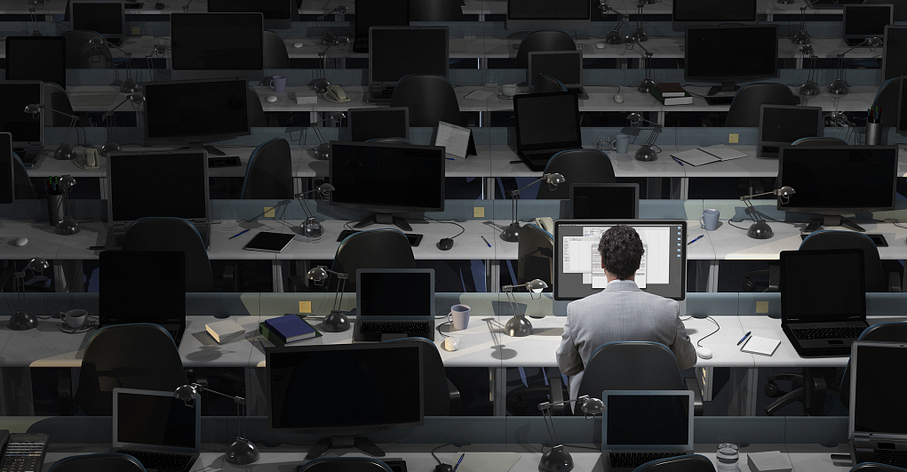 996是管理者对员工的不信任，更是对自己的无法和解